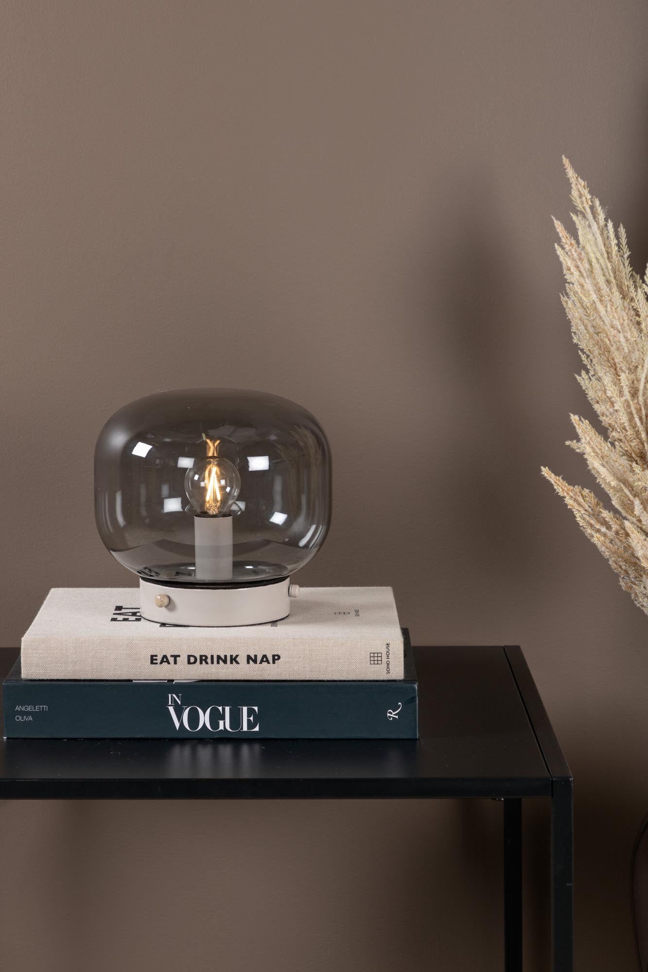 Elegante Bolloneli Tischleuchte von Venture Home: Modernes Design mit schwarzer Glasabdeckung und beigem Stahlfuß für stilvolle Akzente.