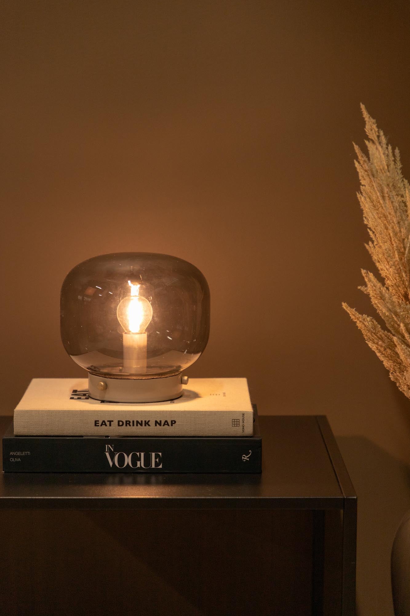 Stilvolle Bolloneli Tischleuchte von Venture Home: Hochwertige Materialien und elegantes Design schaffen eine gemütliche Atmosphäre in jedem Raum.