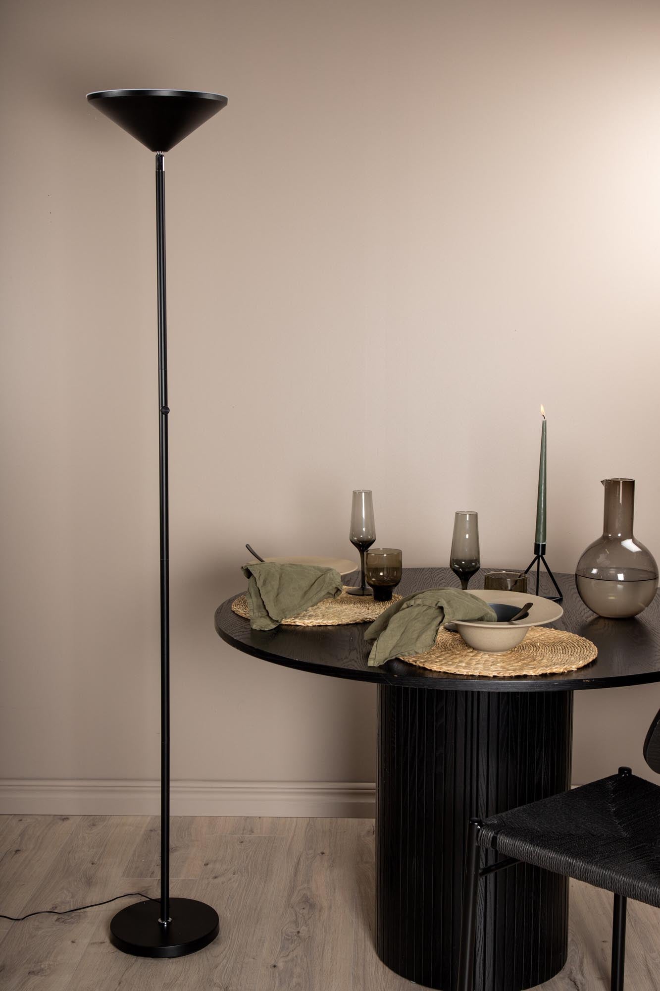 Moderne Corong Stehleuchte: Zeitloses Design für Ihr Zuhause.