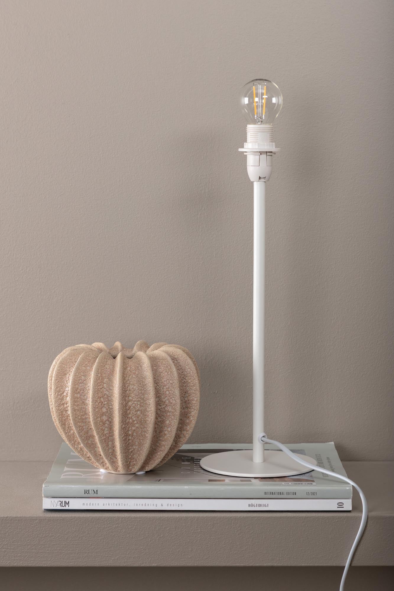 Stilvolle Dasir Tischleuchte von Venture Home in modernem Design. Hochwertiger Stahl und vielseitig einsetzbar für jeden Raum.