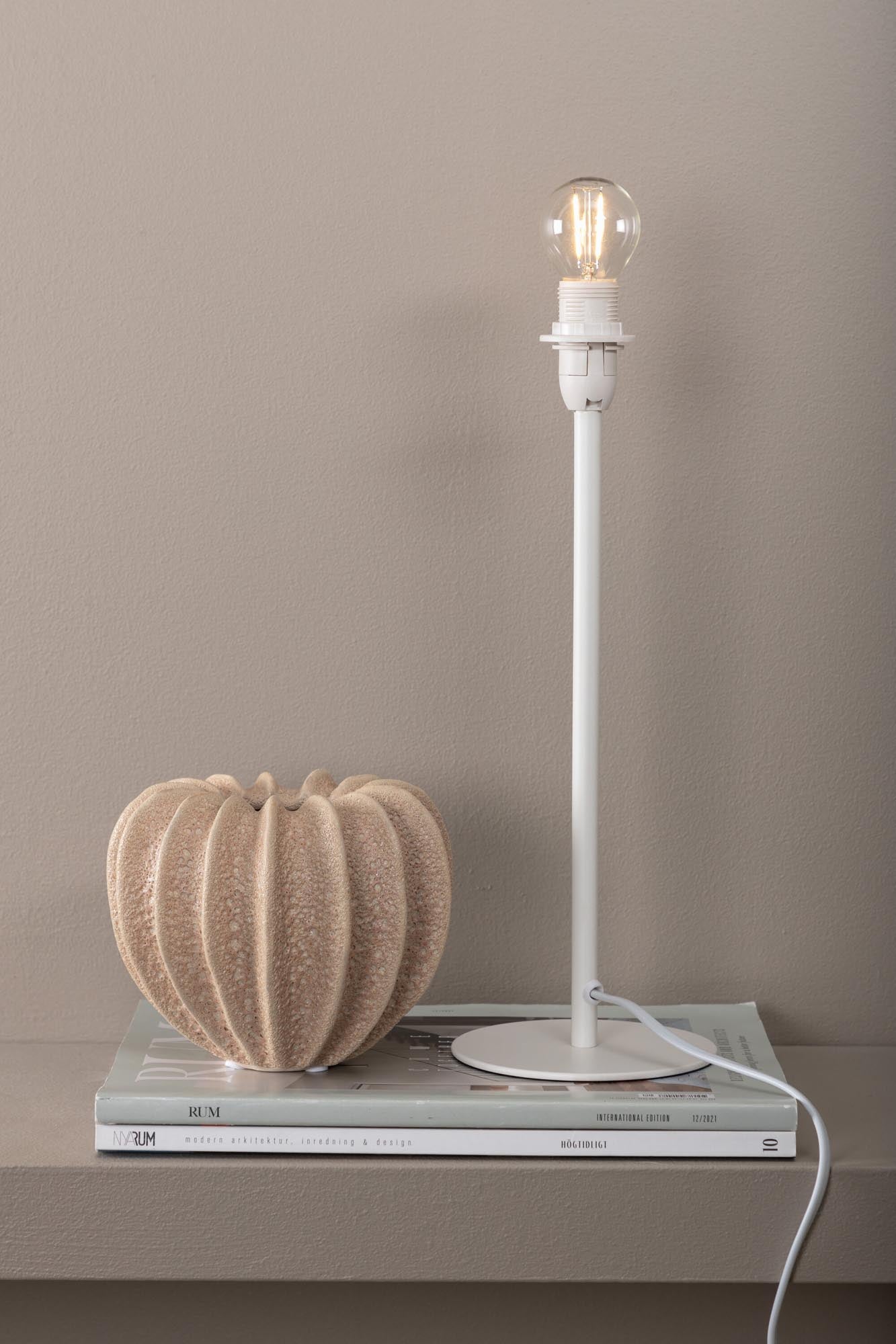 Elegante Dasir Tischleuchte von Venture Home in sanftem Beige.