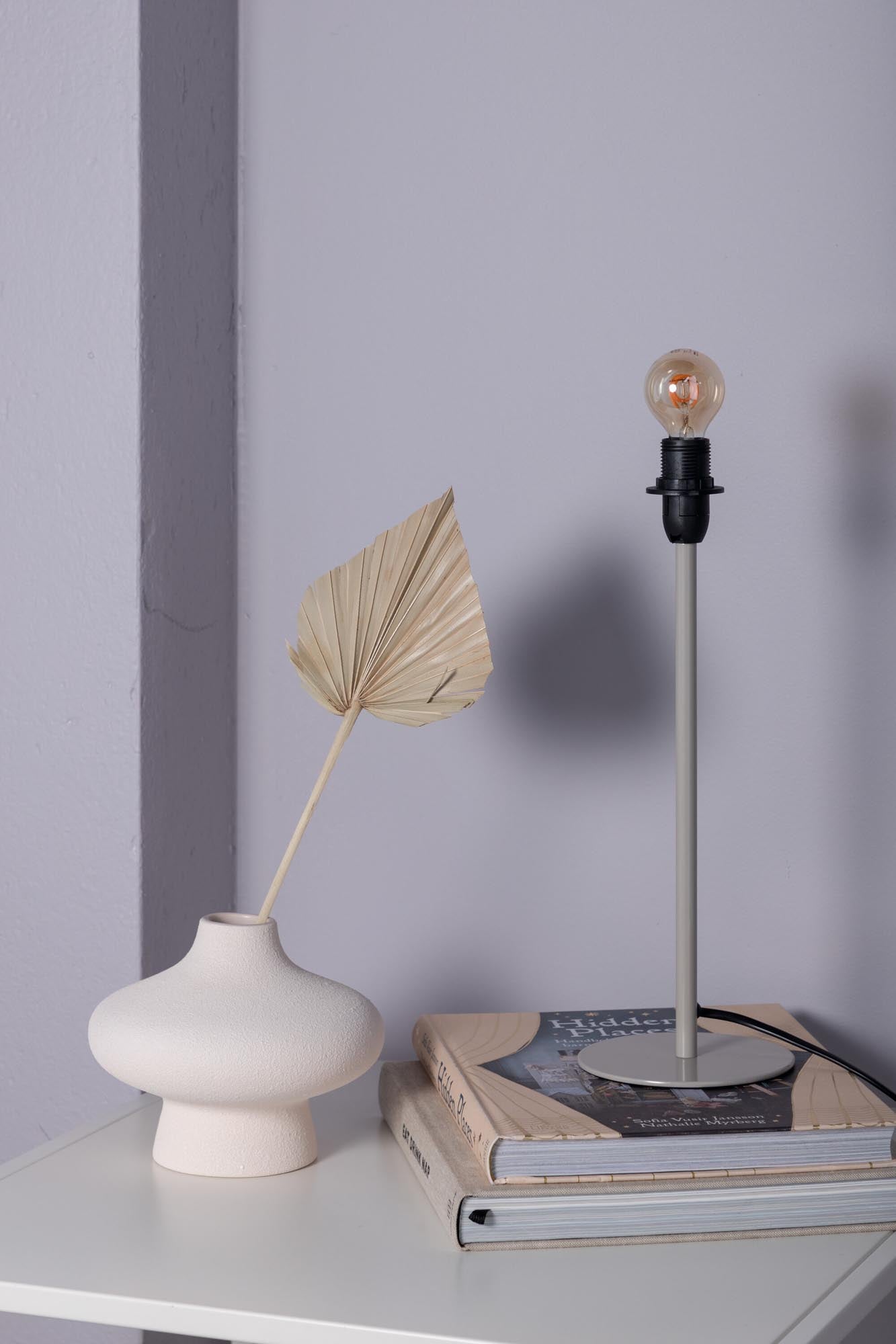 Die Dasir Tischleuchte von Venture Home vereint elegantes Design und Funktionalität. Hochwertiger Stahl und moderne Farben machen sie zum perfekten Blickfang in jedem Raum.