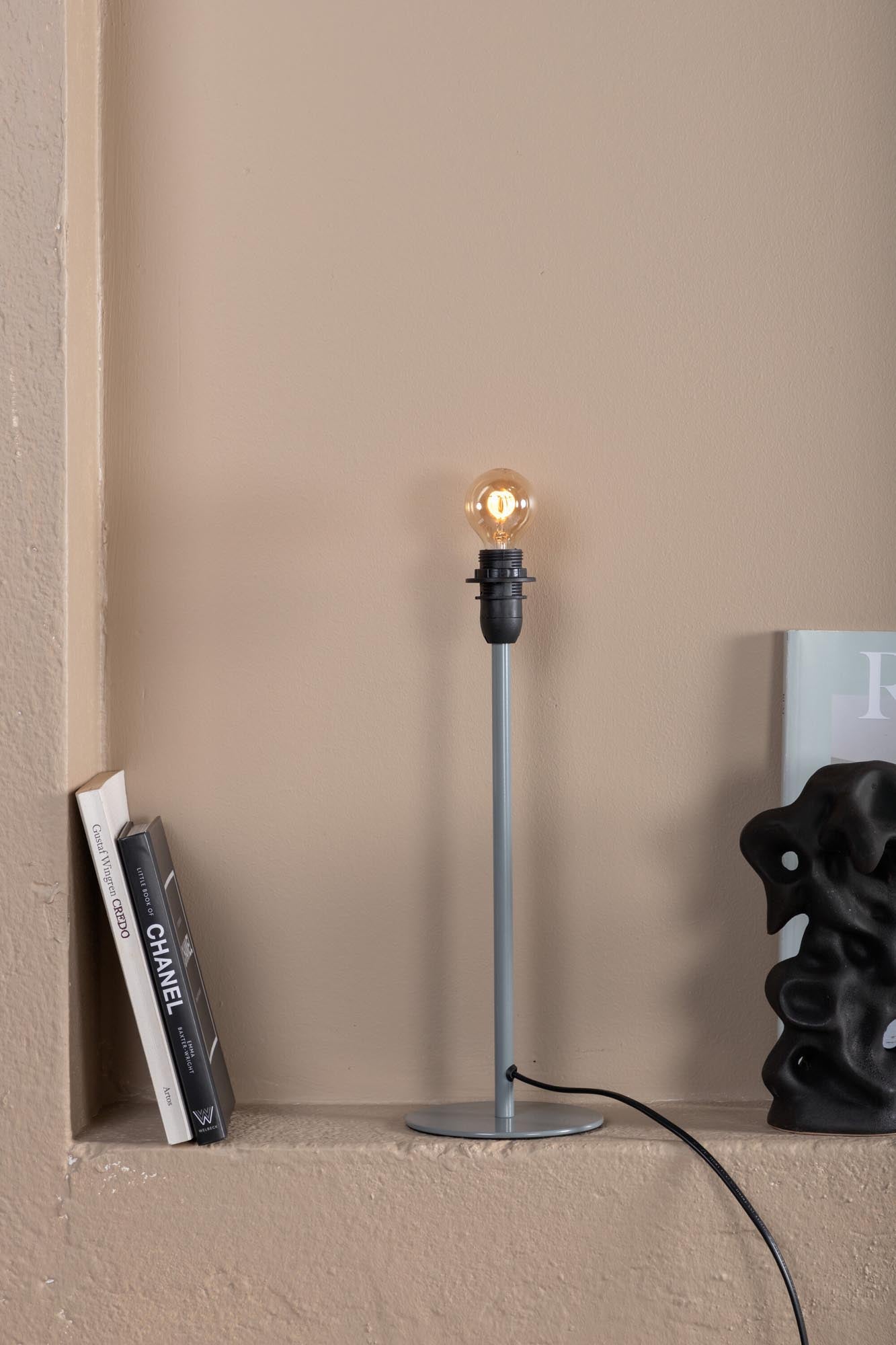 Die Dasir Tischleuchte von Venture Home vereint modernes Design und Funktionalität. Aus robustem Stahl gefertigt, bringt sie stilvolles Licht in jeden Raum.