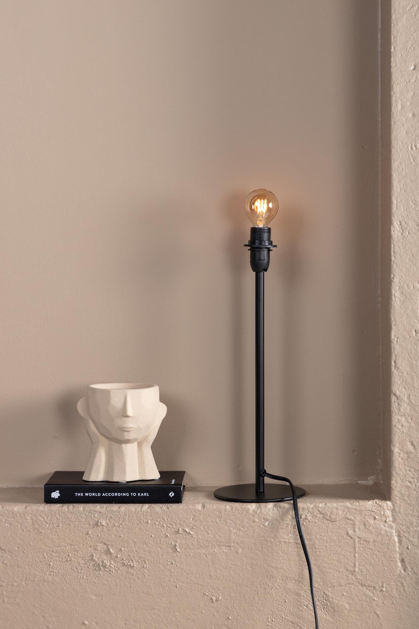 Elegante Dasir Tischleuchte von Venture Home, gefertigt aus robustem Stahl. Ideal für jeden Raum und anpassbar für individuellen Stil.