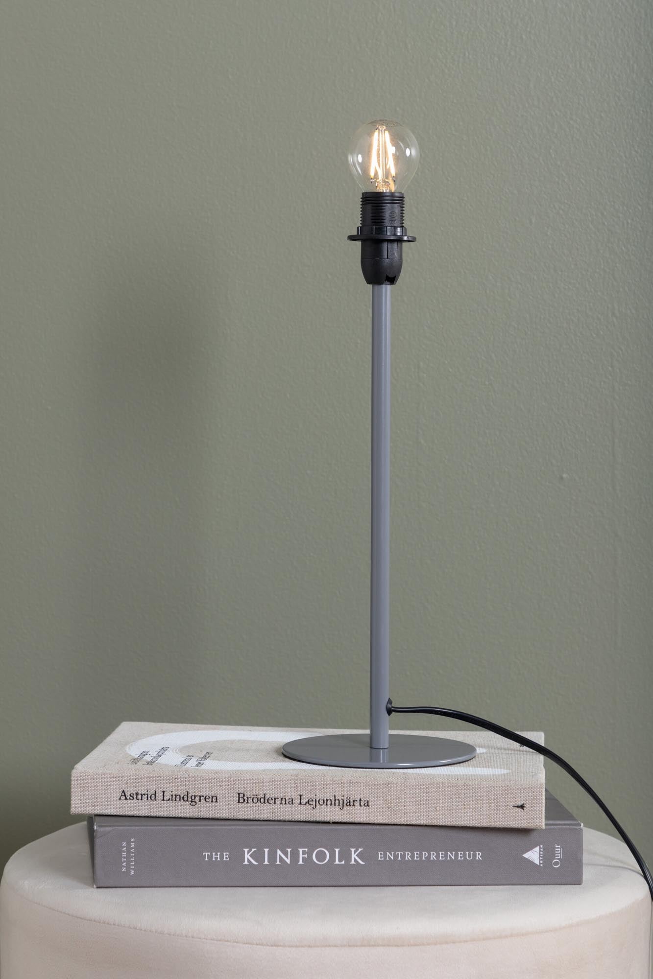 Stilvolle Dasir Tischleuchte von Venture Home in warmem Beige.