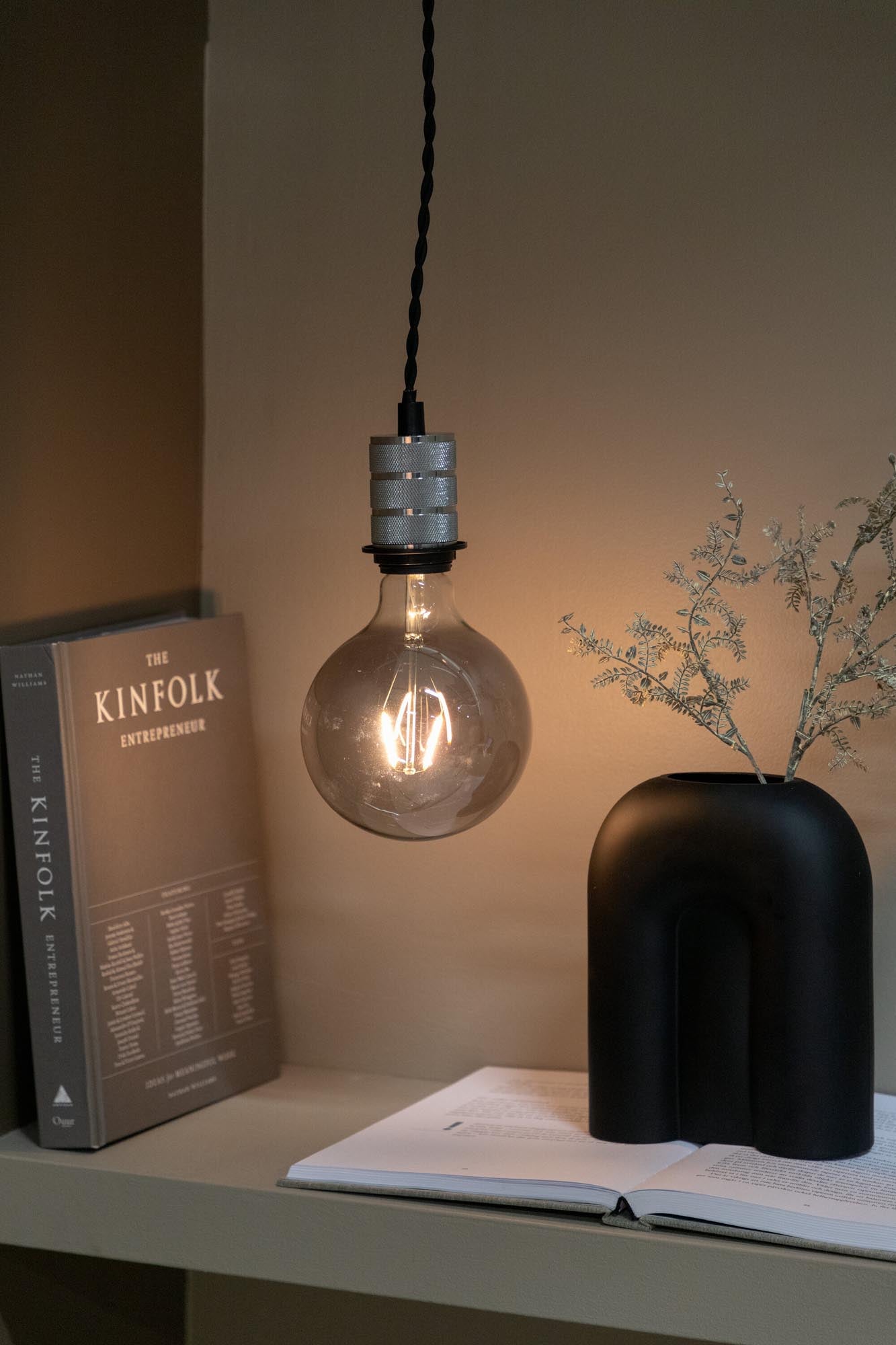 Die Line Pendelleuchte von Venture Home kombiniert stilvolle Eleganz mit praktischer Anpassungsfähigkeit und setzt in jedem Raum beeindruckende Lichtakzente.