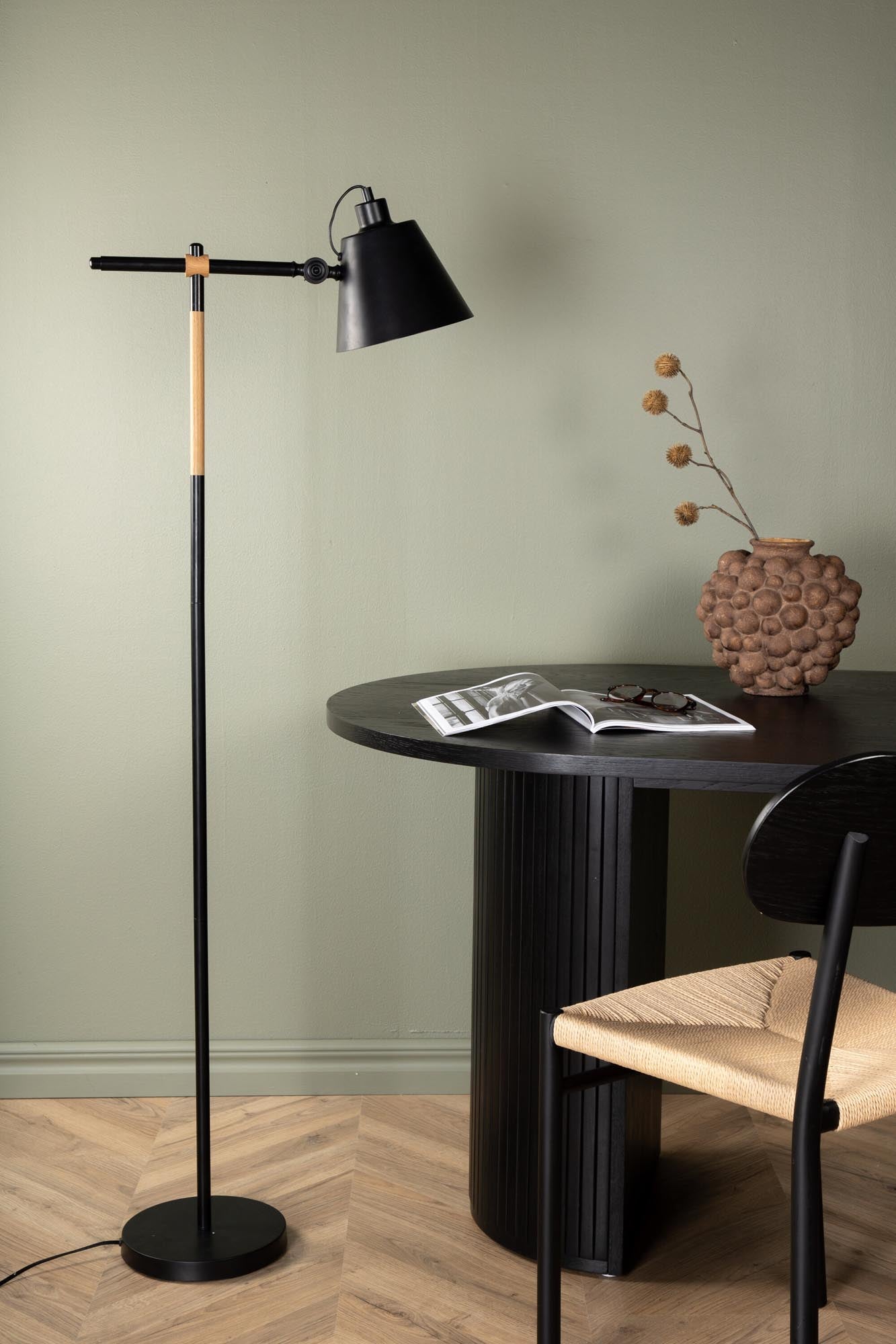 Skott Stehleuchte: Stilvolle Beleuchtung für zeitgemässe Räume.