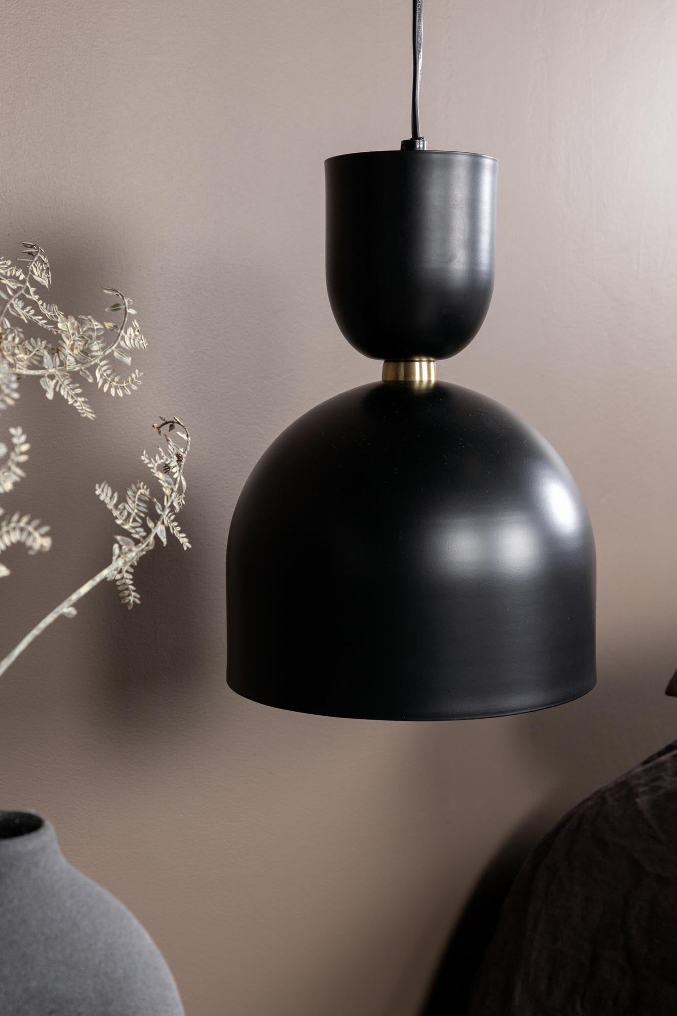 Stilvolle Tim Pendelleuchte von Venture Home: Hochwertiger Stahl, optimale Lichtverteilung und flexible Aufhängung für jeden Raum.