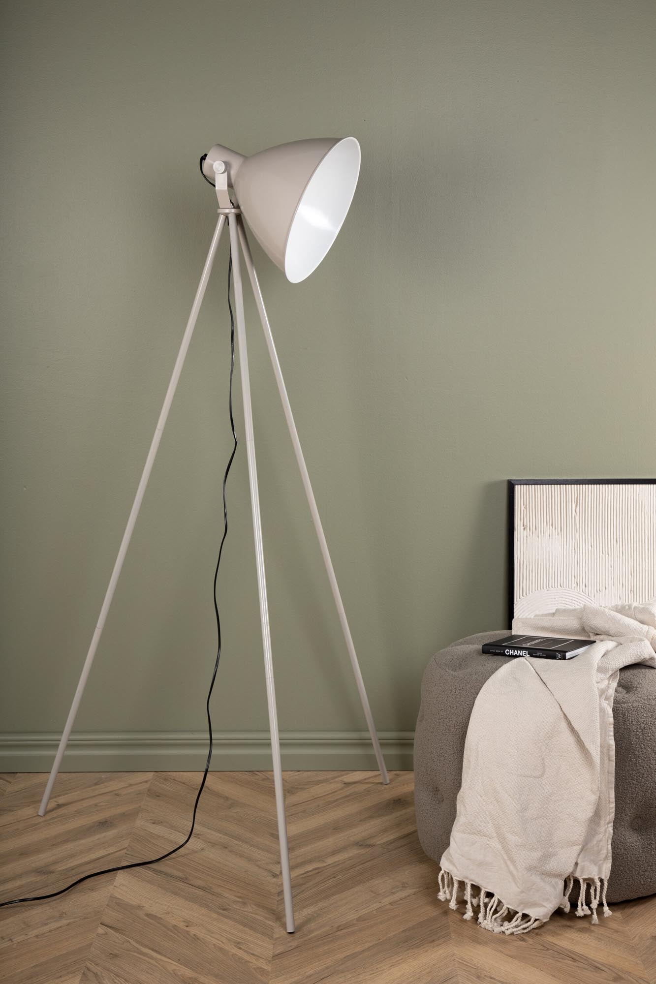 Entdecken Sie die Tiv Stehleuchte von Venture Home: Stilvolles Wohnaccessoire mit robustem Stahlgestell, sanften Farben und perfekter Lichtverteilung für gemütliche Akzente.