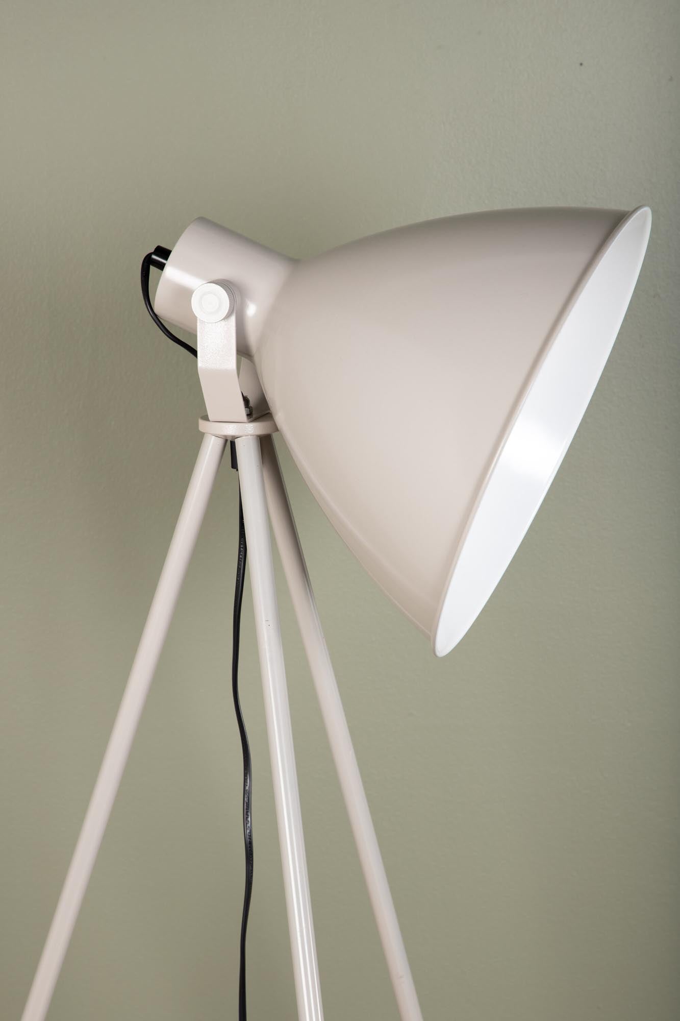 Die Tiv Stehleuchte von Venture Home vereint modernes Design und Funktionalität. Mit ihrem stabilen Stahlgestell und sanften Beige-Tönen schafft sie eine einladende Atmosphäre in jedem Raum.