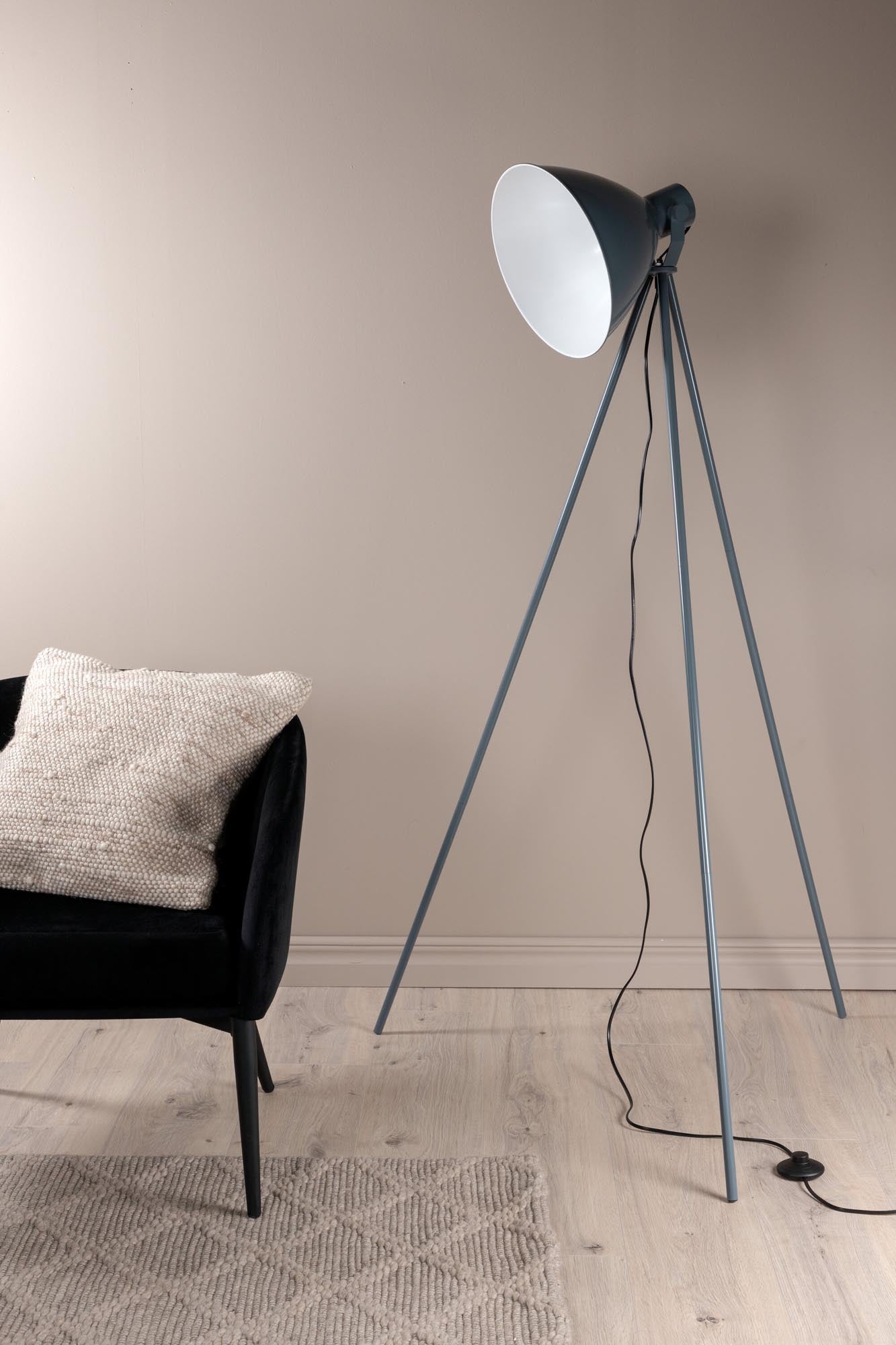 Elegante Tiv Stehleuchte von Venture Home in zeitlosem Beige.