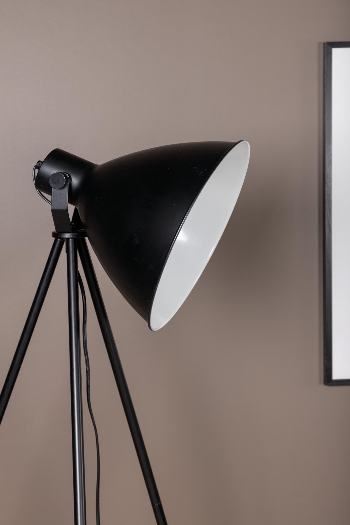 Tiv Stehleuchte von Venture Home: Stilvolles Wohnaccessoire mit robustem Stahlgestell und sanften Beige-Tönen für eine einladende Atmosphäre.