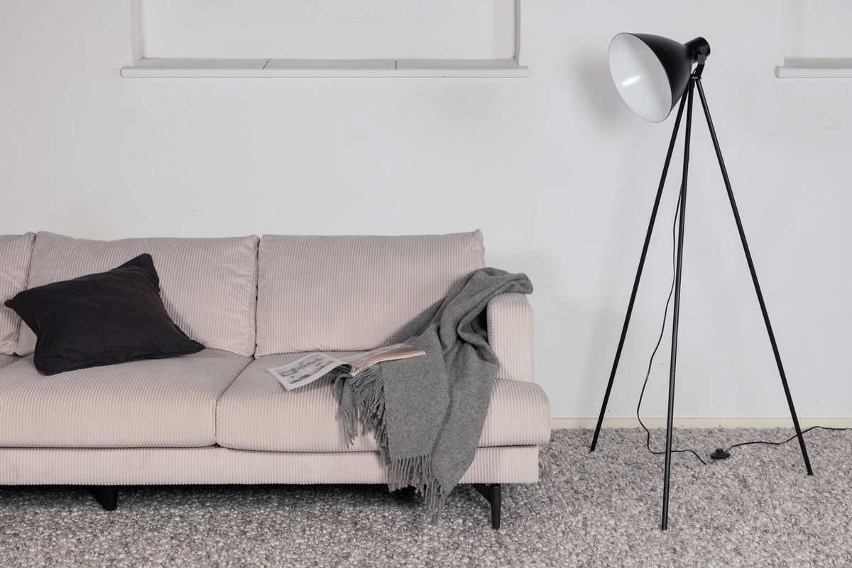 Tiv Stehleuchte in Schwarz präsentiert im Onlineshop von KAQTU Design AG. Stehleuchte ist von Venture Home