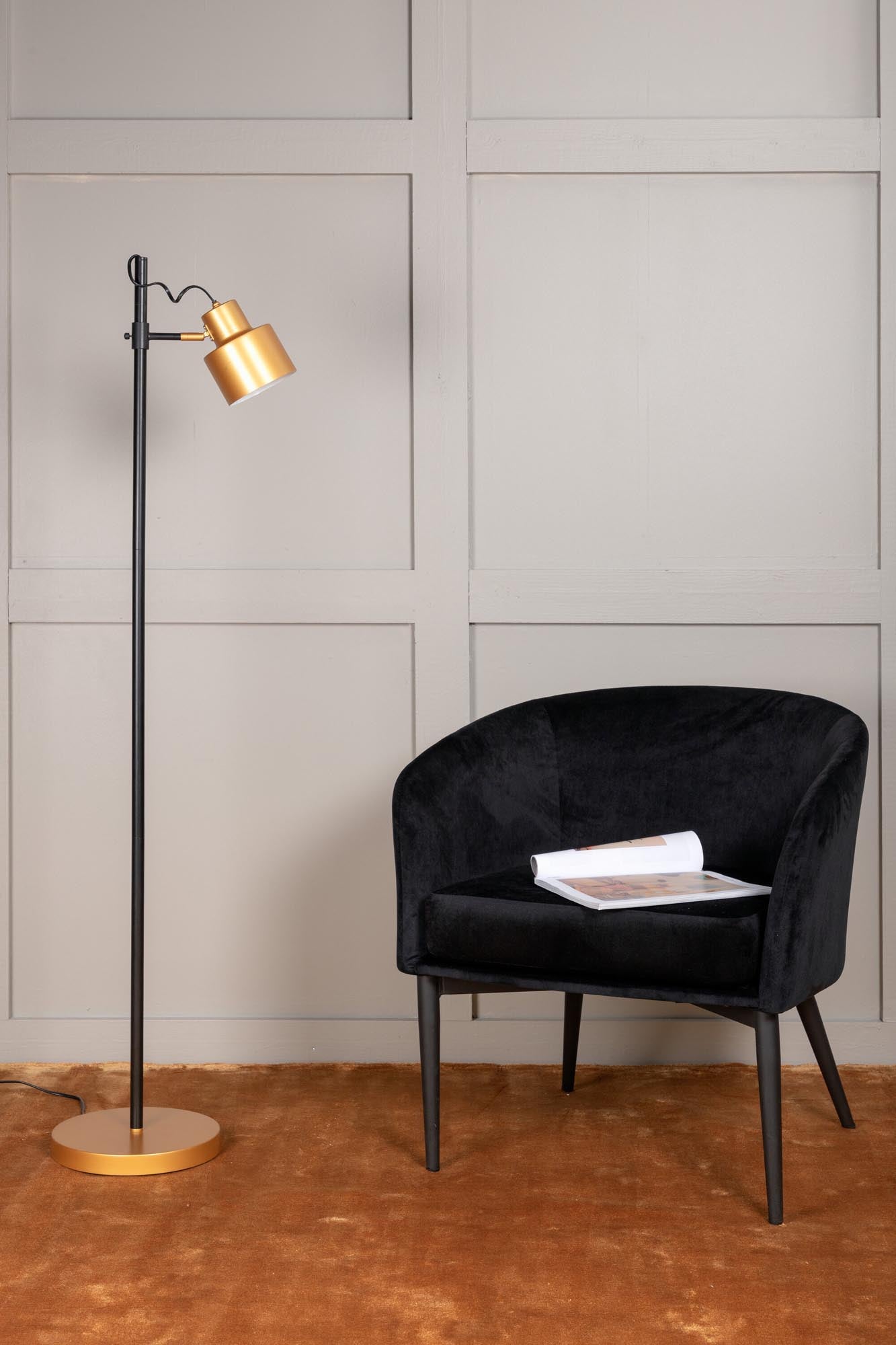 Entdecken Sie die Vifta Stehleuchte von Venture Home – ein stilvolles Lichtobjekt in Schwarz und Messing, das Eleganz und Funktionalität vereint.