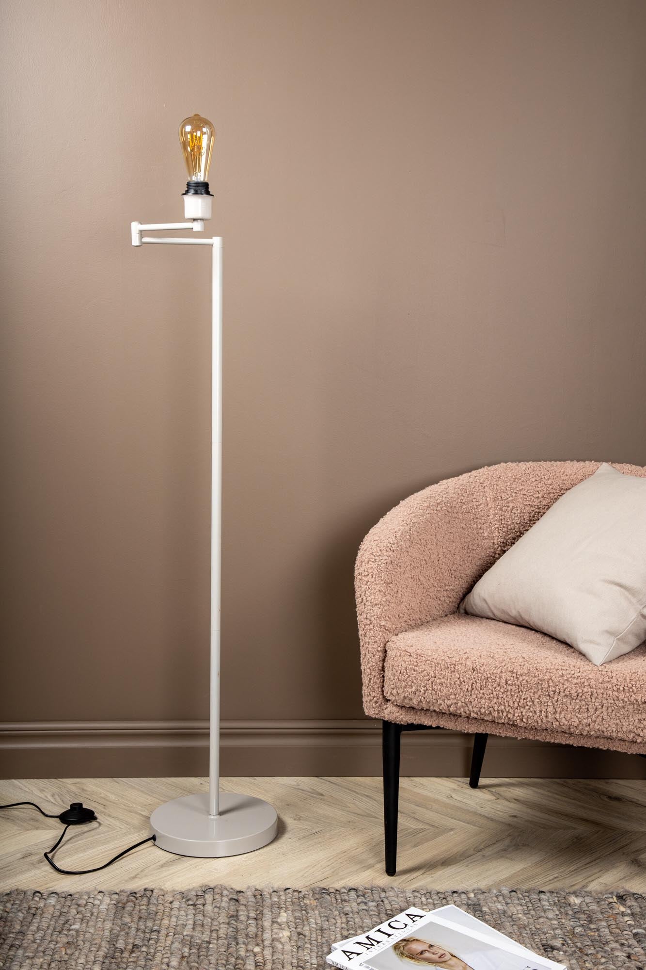 Moderne Virro Stehleuchte von Venture Home: Flexibles Design, dimmbare Beleuchtung und stilvoller Beigeton für eine einladende Atmosphäre.