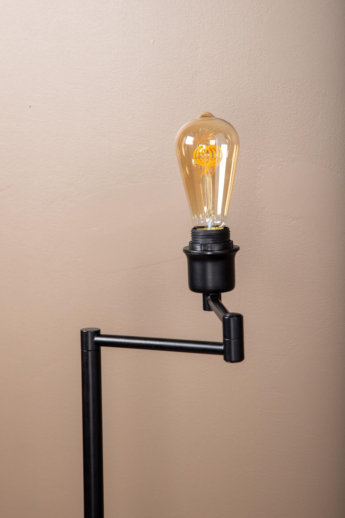 Virro Stehleuchte von Venture Home: Elegante Beleuchtung für Ihre Leseecke, dimmbar und vielseitig einsetzbar für jeden Raum.