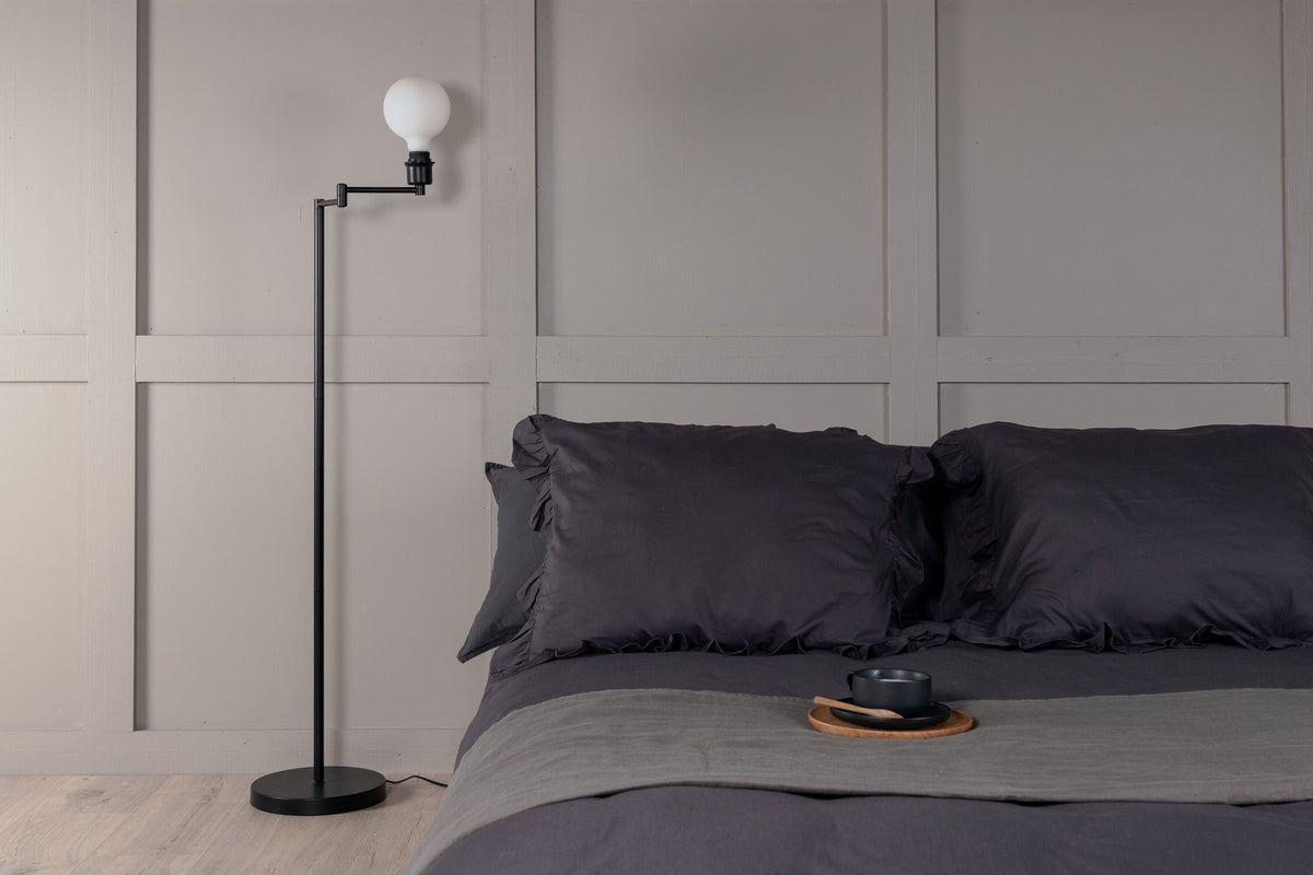 Virro Stehleuchte in Schwarz präsentiert im Onlineshop von KAQTU Design AG. Stehleuchte ist von Venture Home