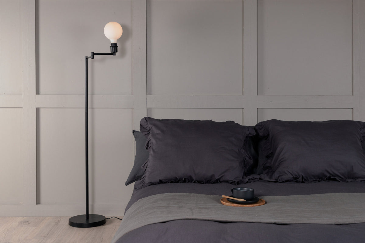 Virro Stehleuchte in Schwarz präsentiert im Onlineshop von KAQTU Design AG. Stehleuchte ist von Venture Home