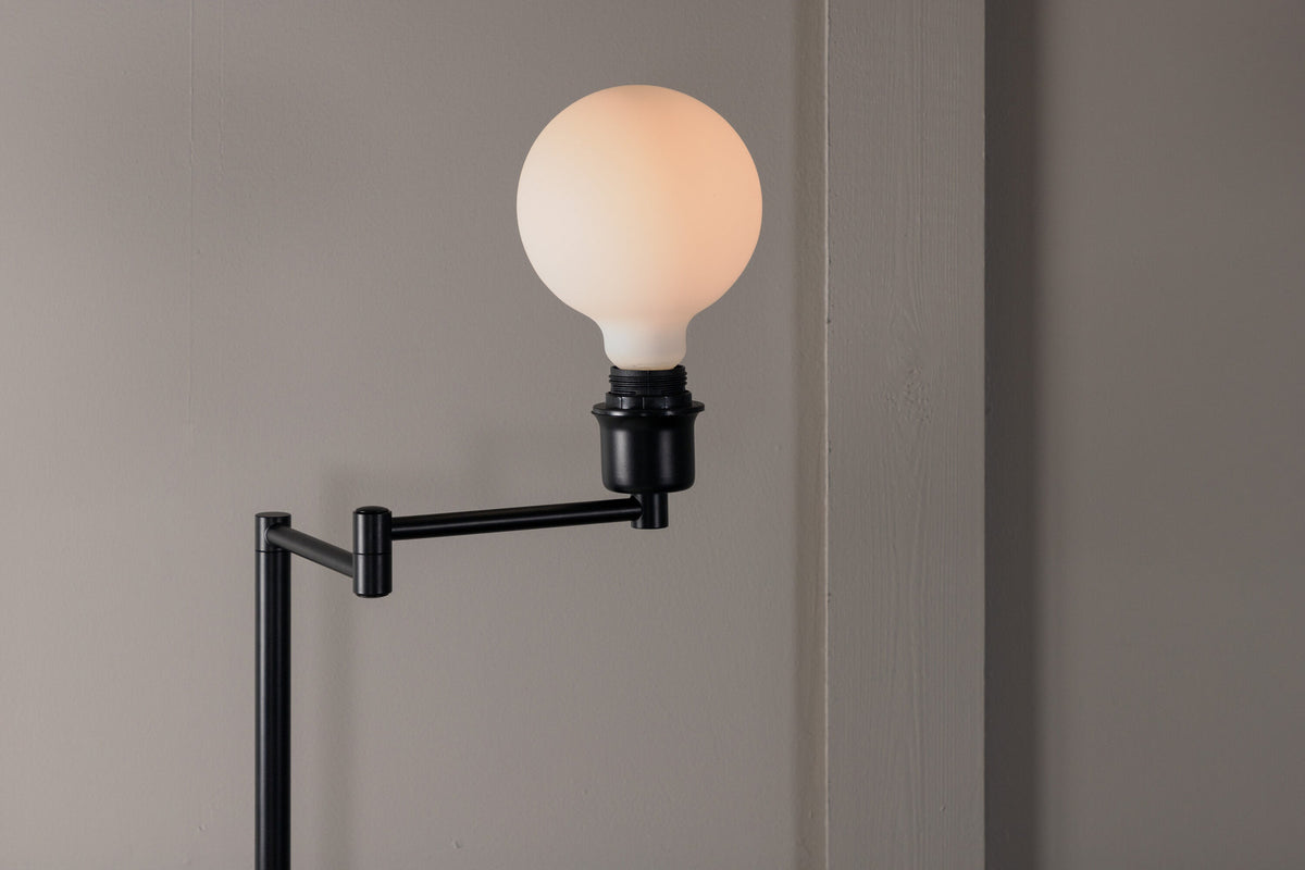Virro Stehleuchte in Schwarz präsentiert im Onlineshop von KAQTU Design AG. Stehleuchte ist von Venture Home