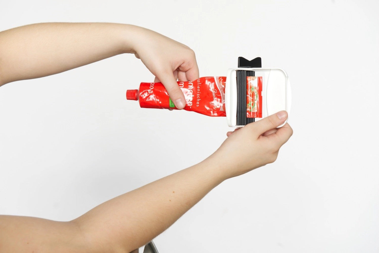 Tubfix Tubenpresse weiss, 11x9x3 cm in Weiss präsentiert im Onlineshop von KAQTU Design AG. Küchenhelfer ist von Tubfix