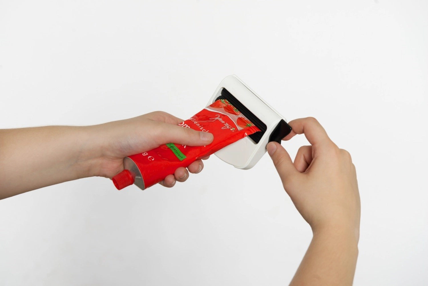 Tubfix Tubenpresse weiss, 11x9x3 cm in Weiss präsentiert im Onlineshop von KAQTU Design AG. Küchenhelfer ist von Tubfix