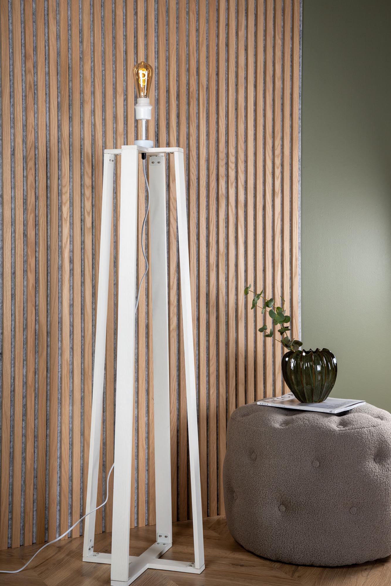 Stilvolle Avspark Stehlampe von Venture Home für zeitlose Eleganz.