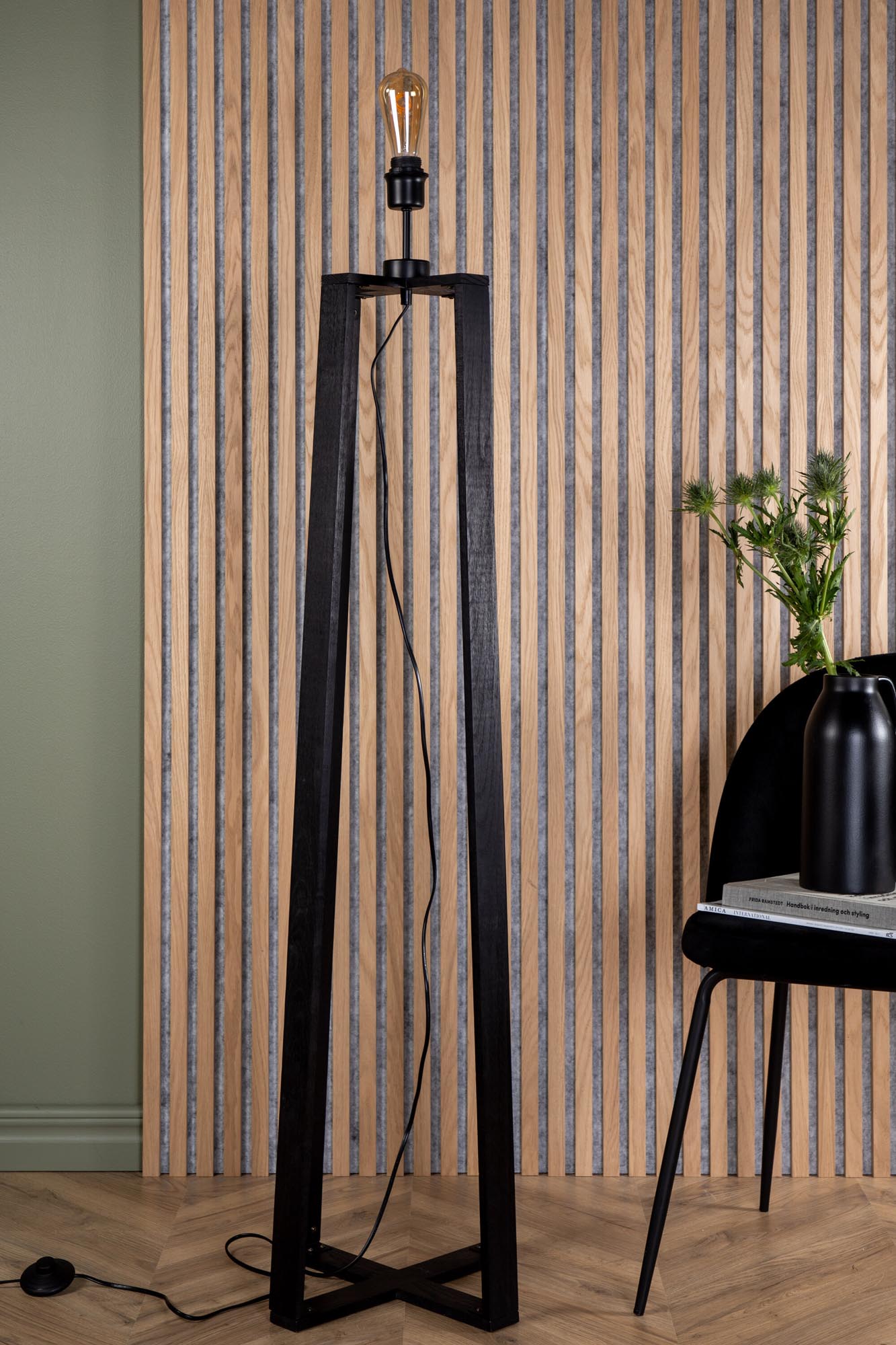 Avspark Stehlampe von Venture Home: Elegante Stahlkonstruktion für gemütliche Beleuchtung und modernes Ambiente in jedem Raum.