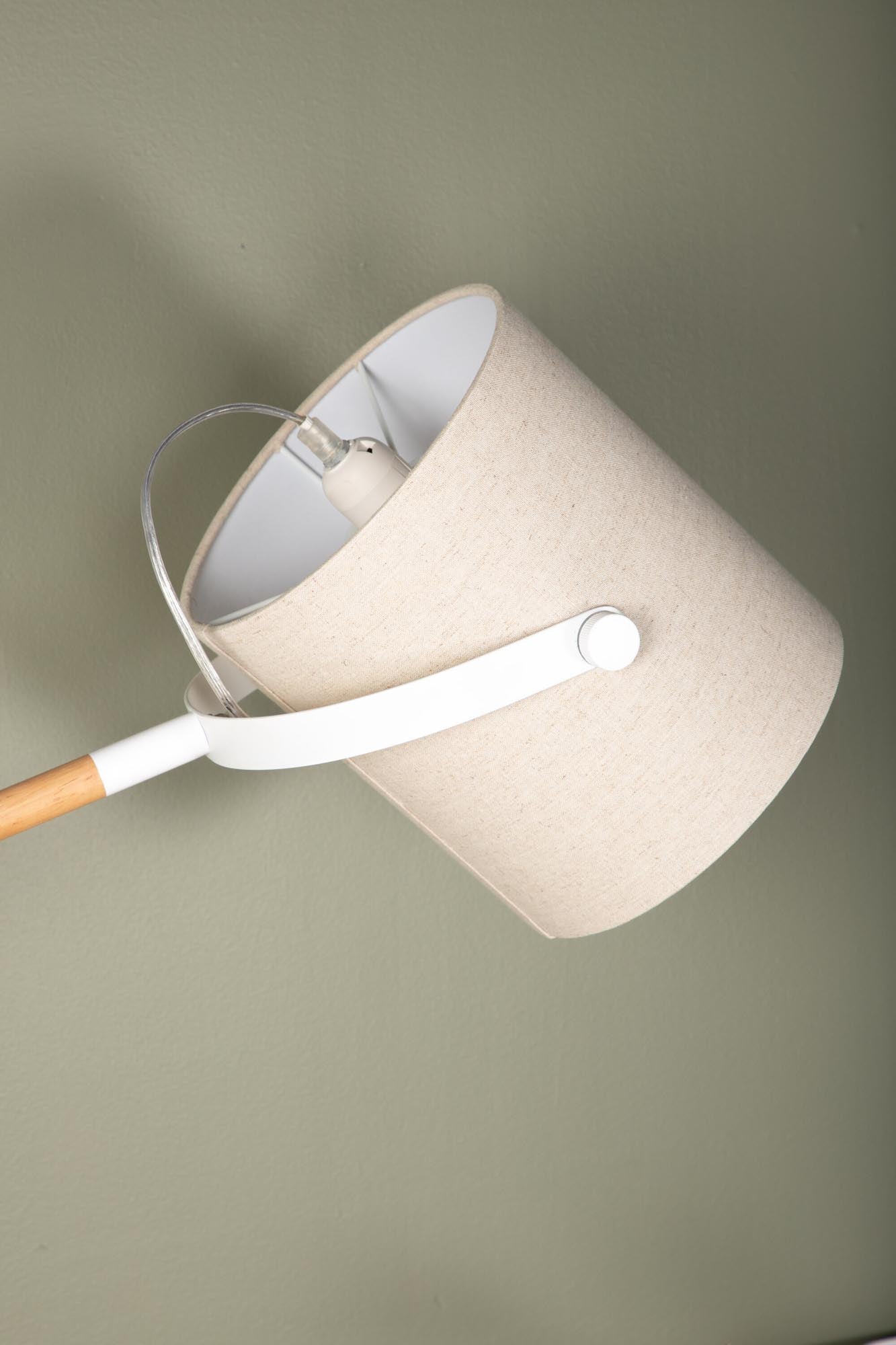 Entdecken Sie die stilvolle Dennis Stehleuchte von Venture Home – ein elegantes Wohnaccessoire mit verstellbarem Schaft und hochwertigem Leinenschirm für behagliches Licht.