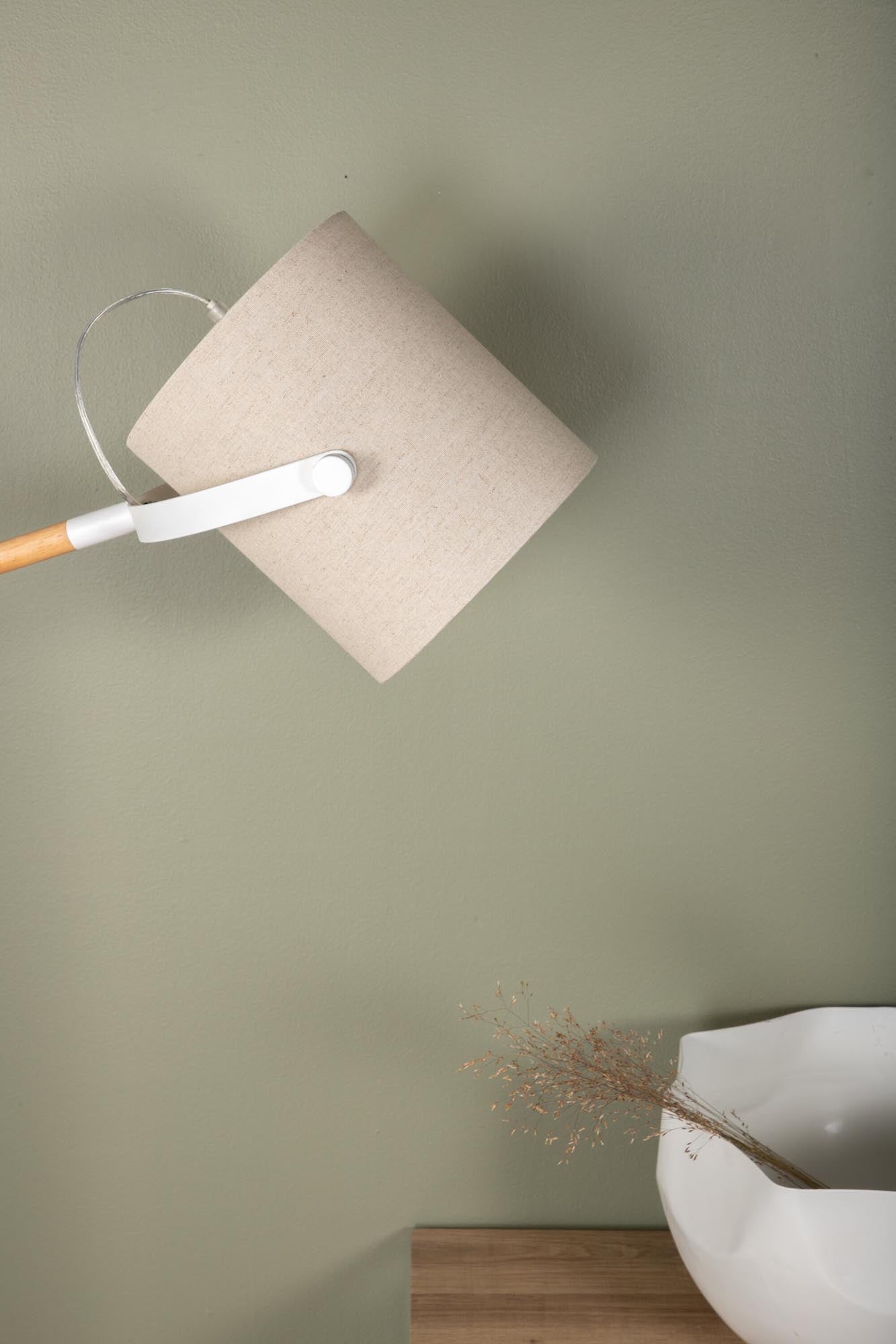 Verleihen Sie Ihrem Zuhause mit der Dennis Stehleuchte von Venture Home einen Hauch von Eleganz. Der verstellbare Schaft und der hochwertige Leinenschirm sorgen für eine gemütliche Atmosphäre.