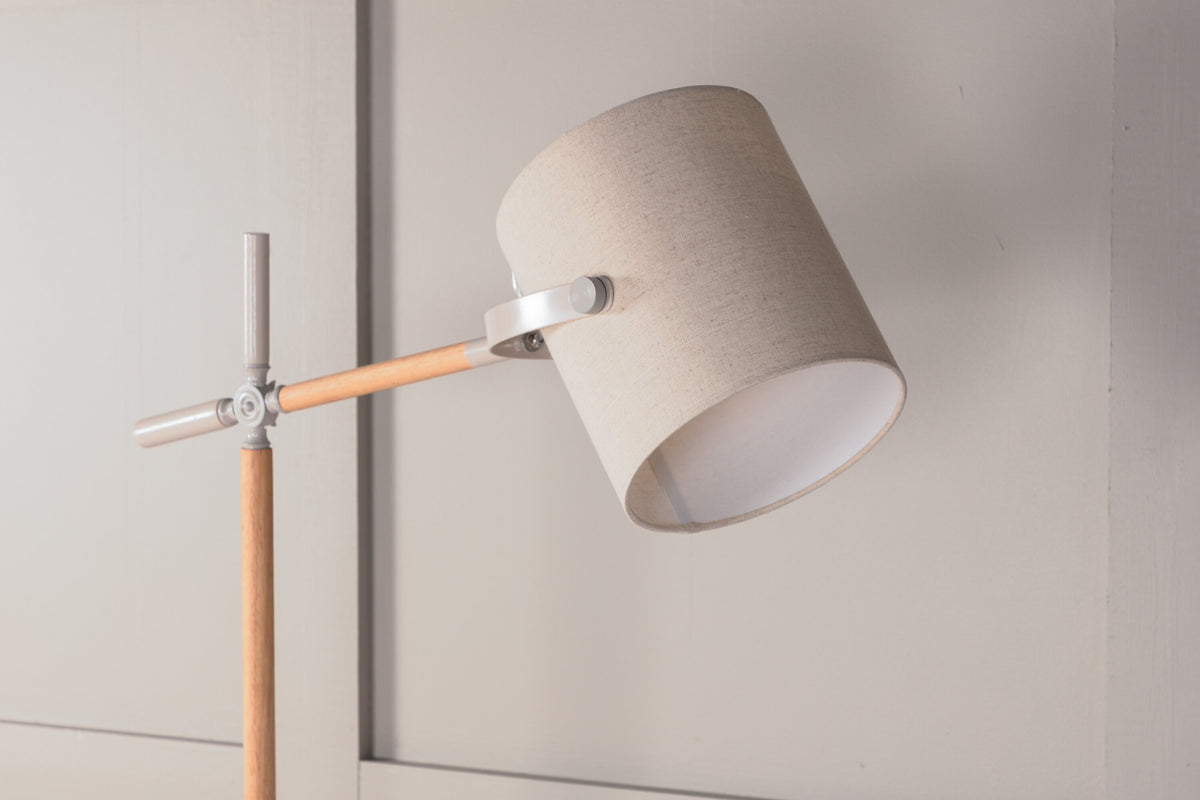 Dennis Stehleuchte in Beige präsentiert im Onlineshop von KAQTU Design AG. Stehleuchte ist von Venture Home
