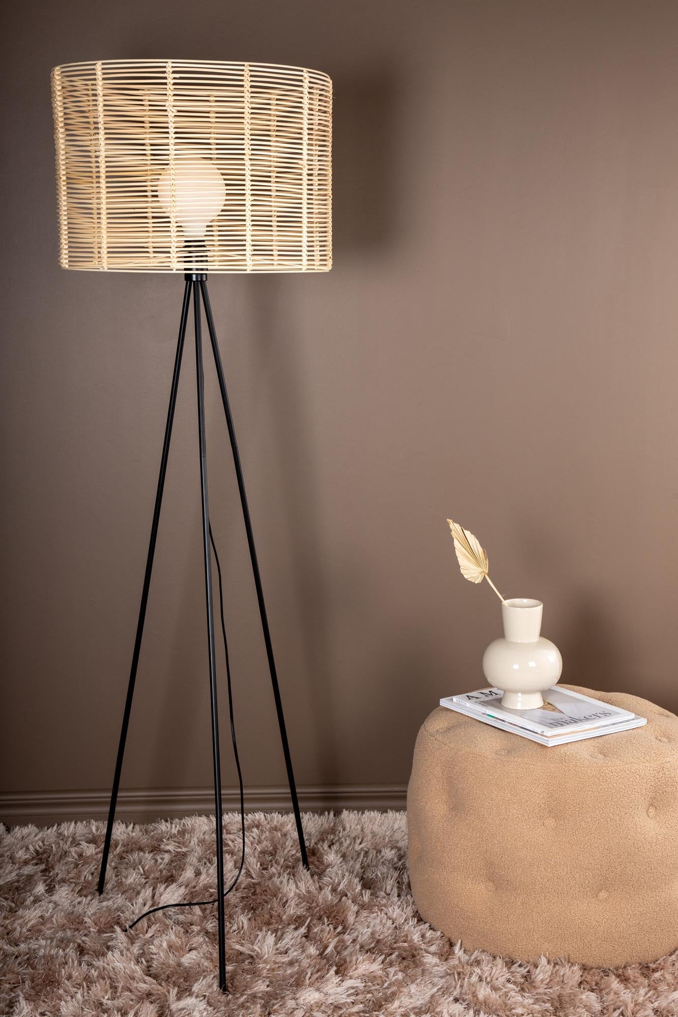 Entdecken Sie die elegante Fence Stehleuchte von Venture Home: Hochwertiges Rattan, behagliches Licht, ideal für jeden Wohnstil.