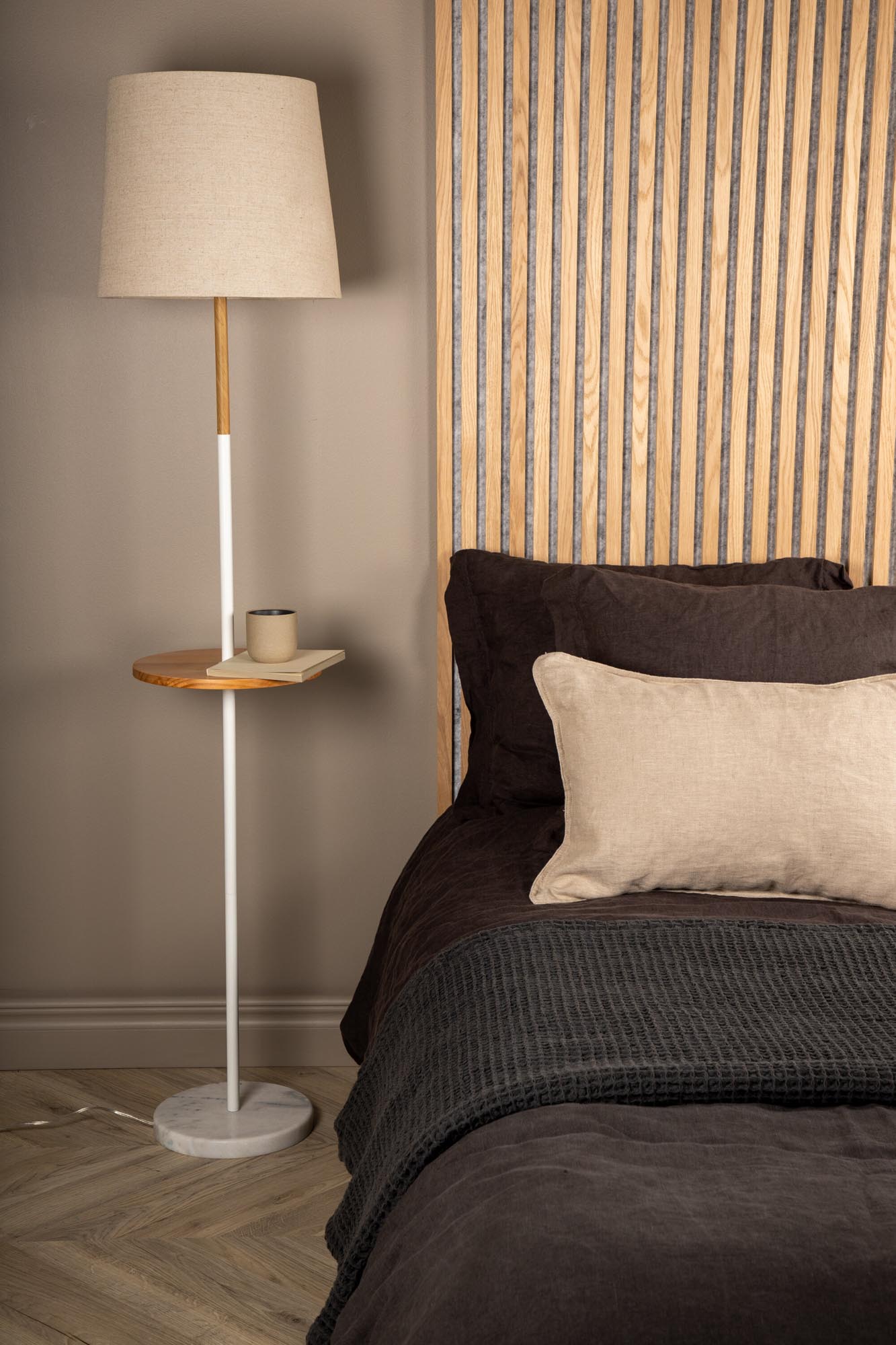Hattman Stehleuchte: Stilvolle Beleuchtung mit Marmor und Leinen.