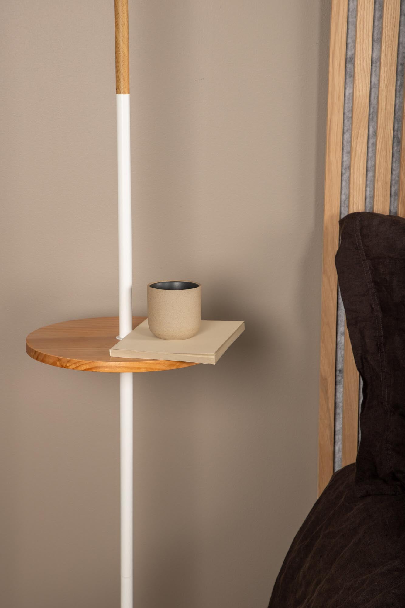 Hattman Stehleuchte von Venture Home: Elegante Lichtquelle mit hochwertigem Leinen und edlem Marmor für ein stilvolles Wohnambiente.