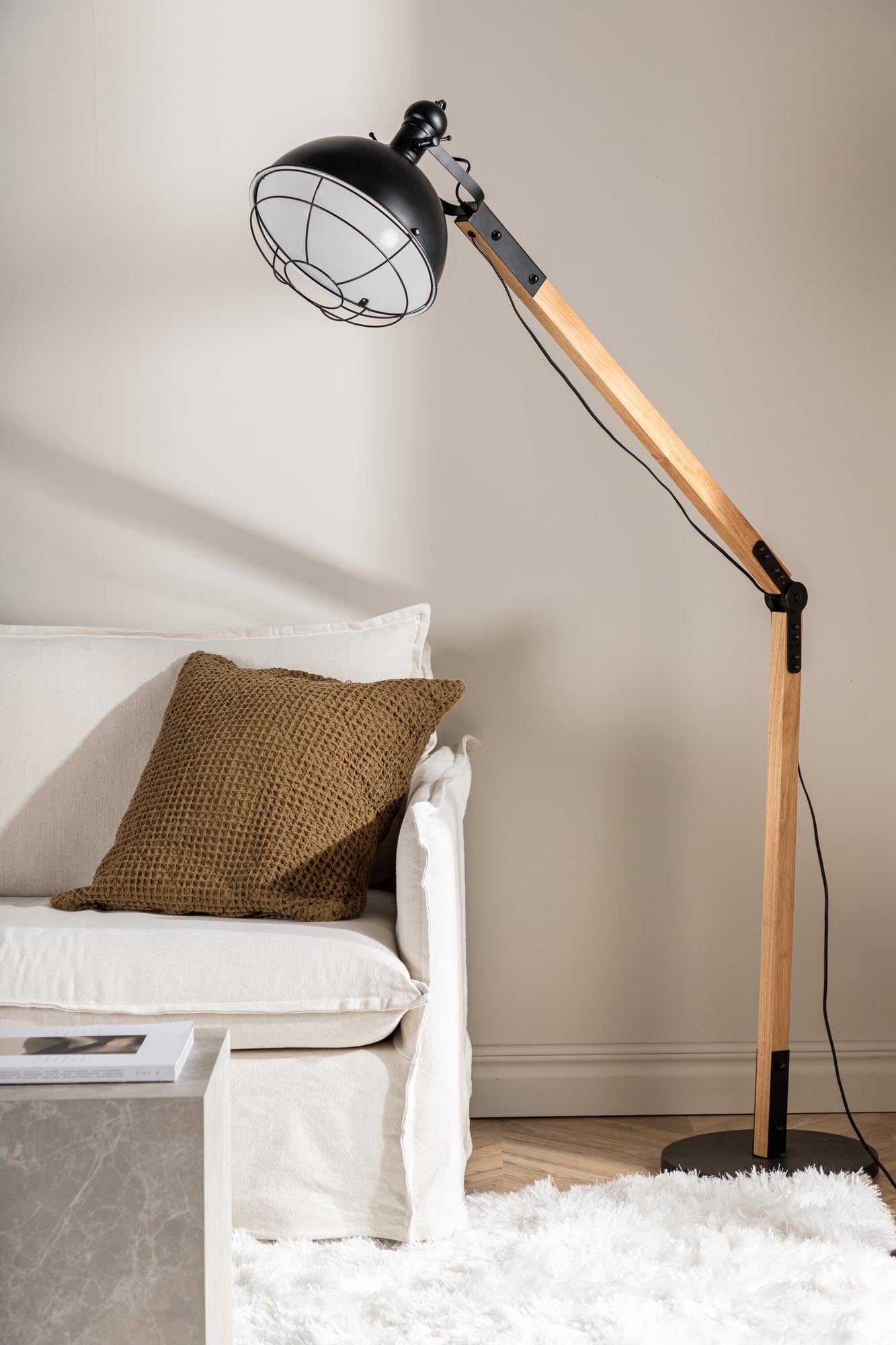 Stilvolle Kick Stehleuchte von Venture Home: Hochwertiger Stahl und Holzimitat vereinen Eleganz und Wärme für jedes Zuhause.