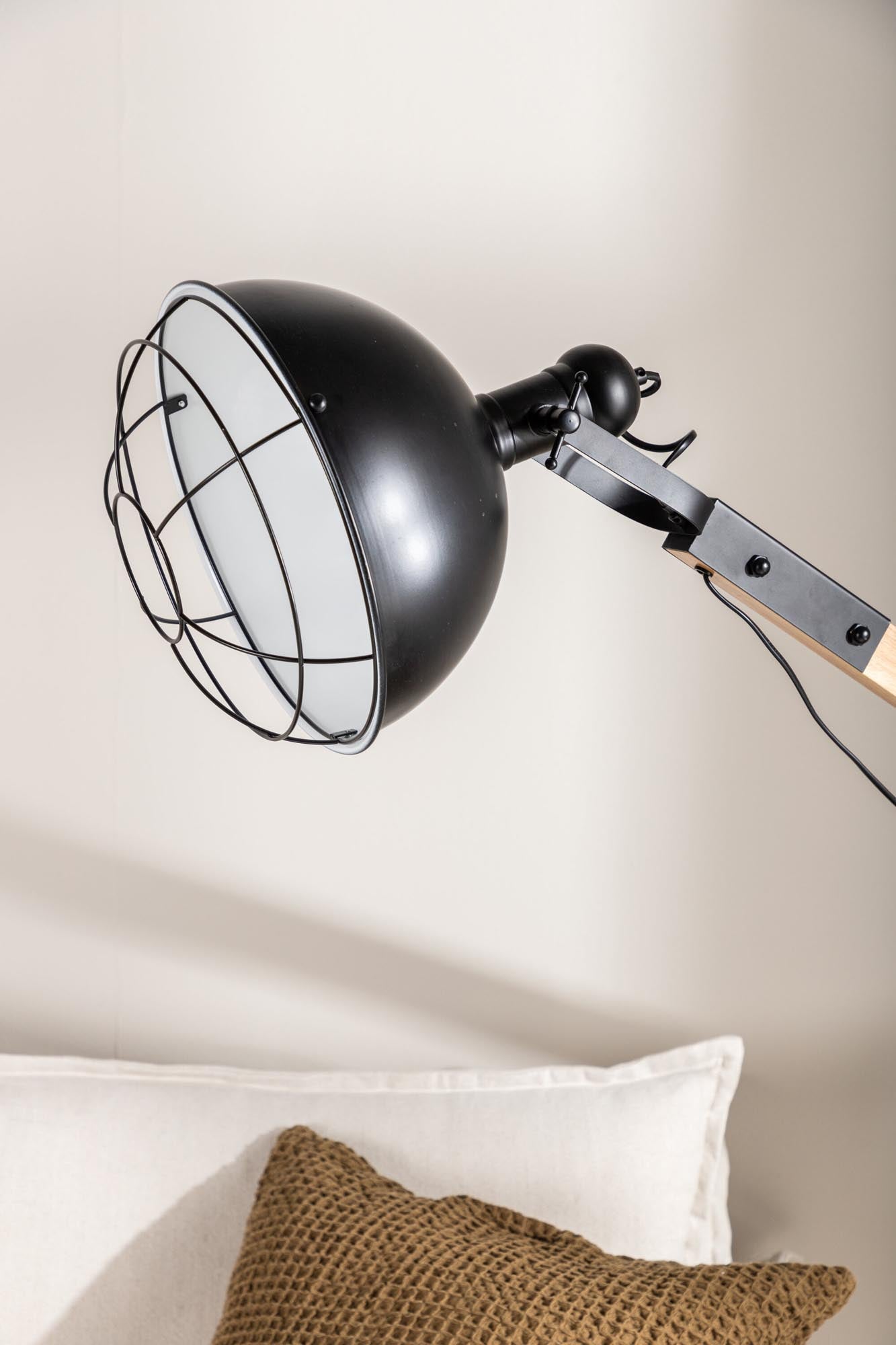 Entdecken Sie die Kick Stehleuchte von Venture Home: Ein elegantes Design aus robustem Stahl und Holzimitat, das jedem Raum Wärme und Stil verleiht.