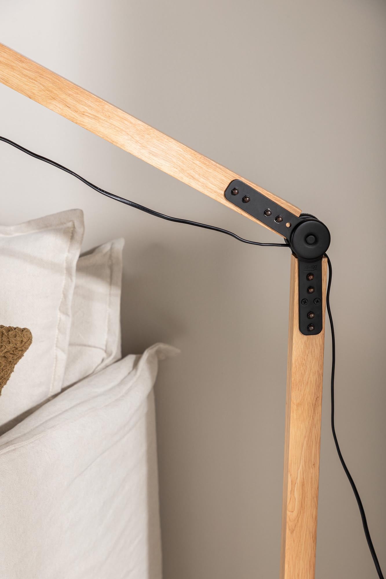 Die Kick Stehleuchte von Venture Home vereint modernes Design mit Funktionalität. Ihr eleganter Stahlkorpus und das Holzimitat schaffen eine stilvolle Atmosphäre.