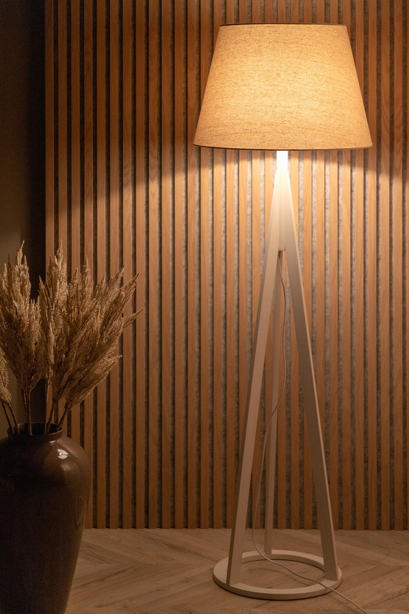 Kona Stehleuchte von Venture Home: Elegante Beleuchtung für jeden Raum, vereint Funktionalität und zeitloses Design.