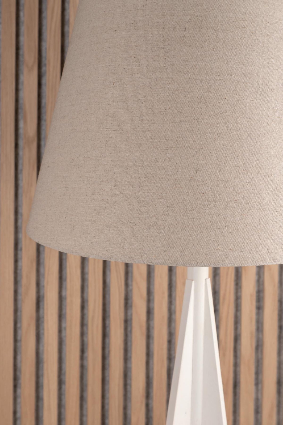 Kona Stehleuchte in Weiss präsentiert im Onlineshop von KAQTU Design AG. Stehleuchte ist von Venture Home