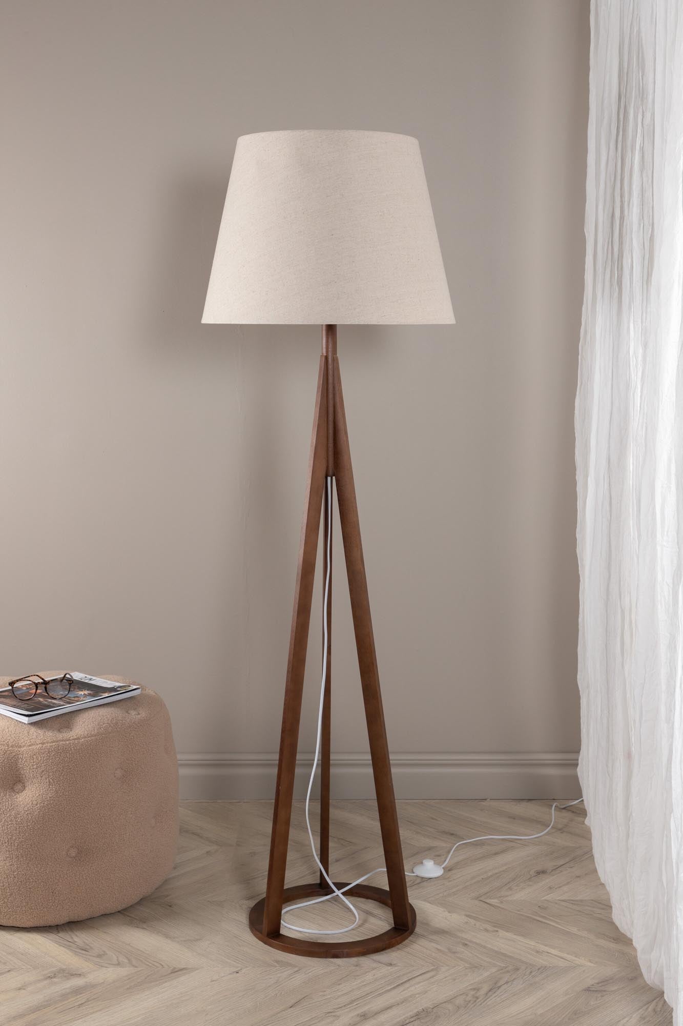 Kona Stehleuchte von Venture Home: Zeitloses Design trifft auf funktionale Eleganz für einladende Wohnatmosphäre.