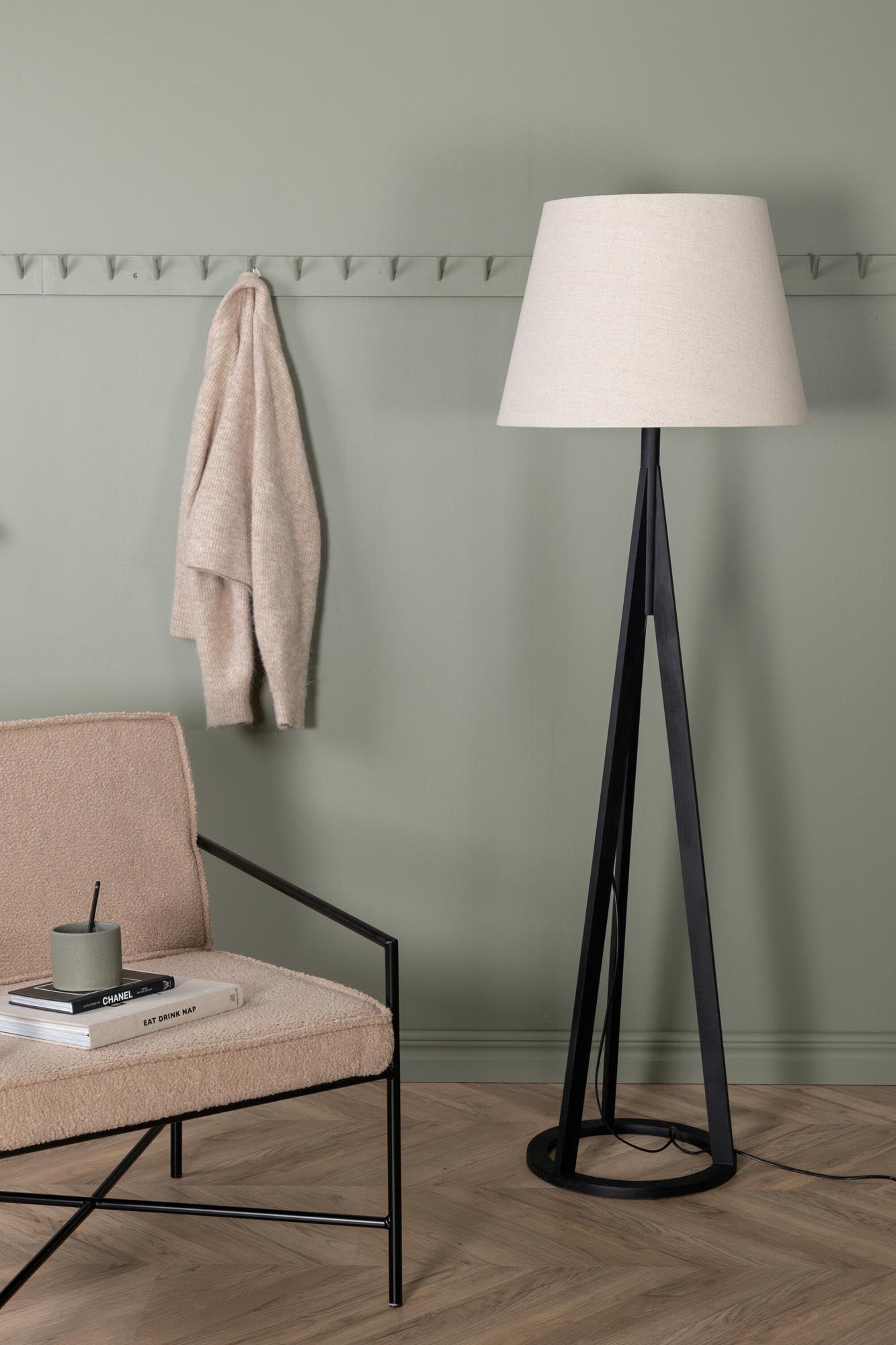 Kona Stehleuchte von Venture Home: Stilvolle Lampe aus Holz und Leinen, ideal für gemütliche Beleuchtung und harmonische Einrichtung.