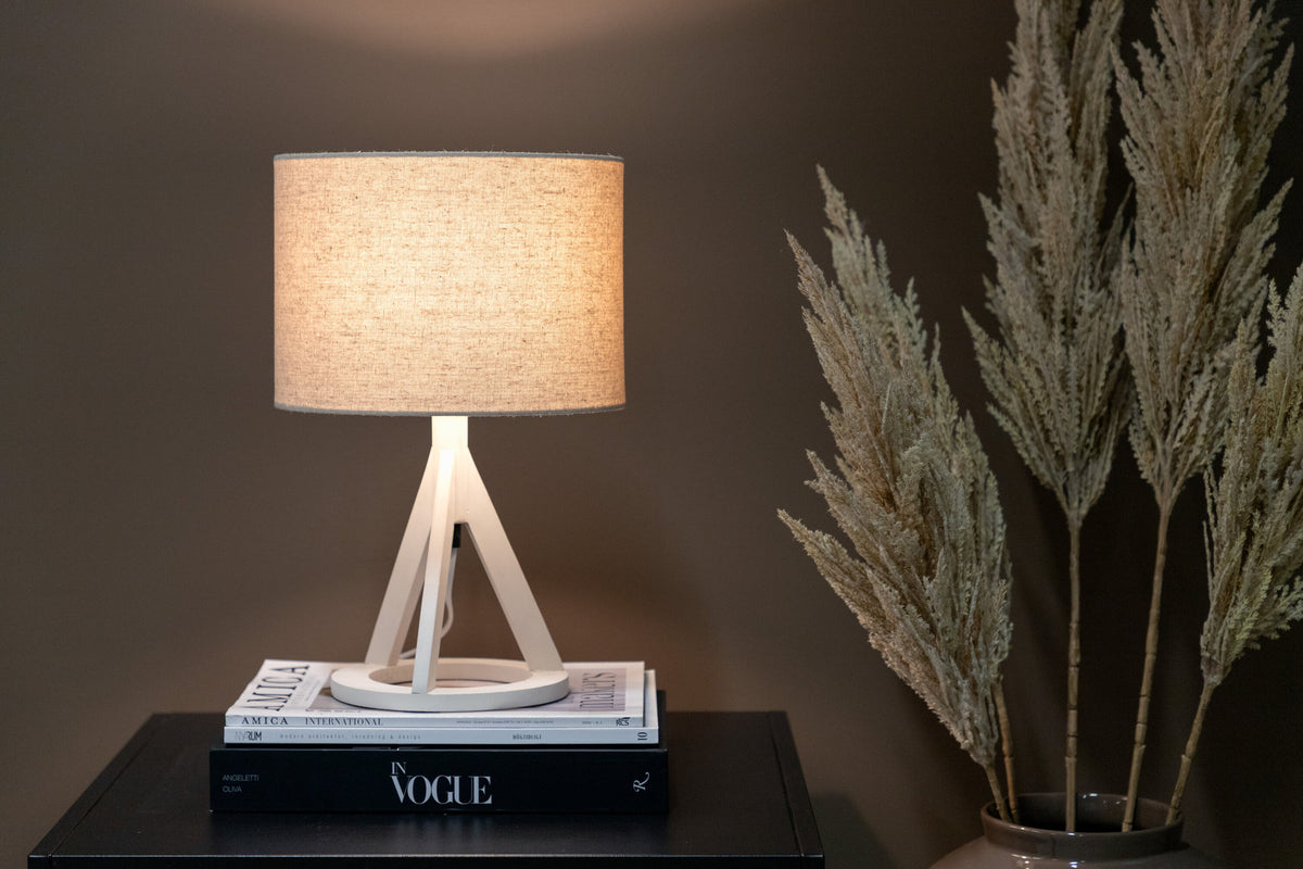 Kona Tischleuchte in Weiss präsentiert im Onlineshop von KAQTU Design AG. Tischleuchte ist von Venture Home