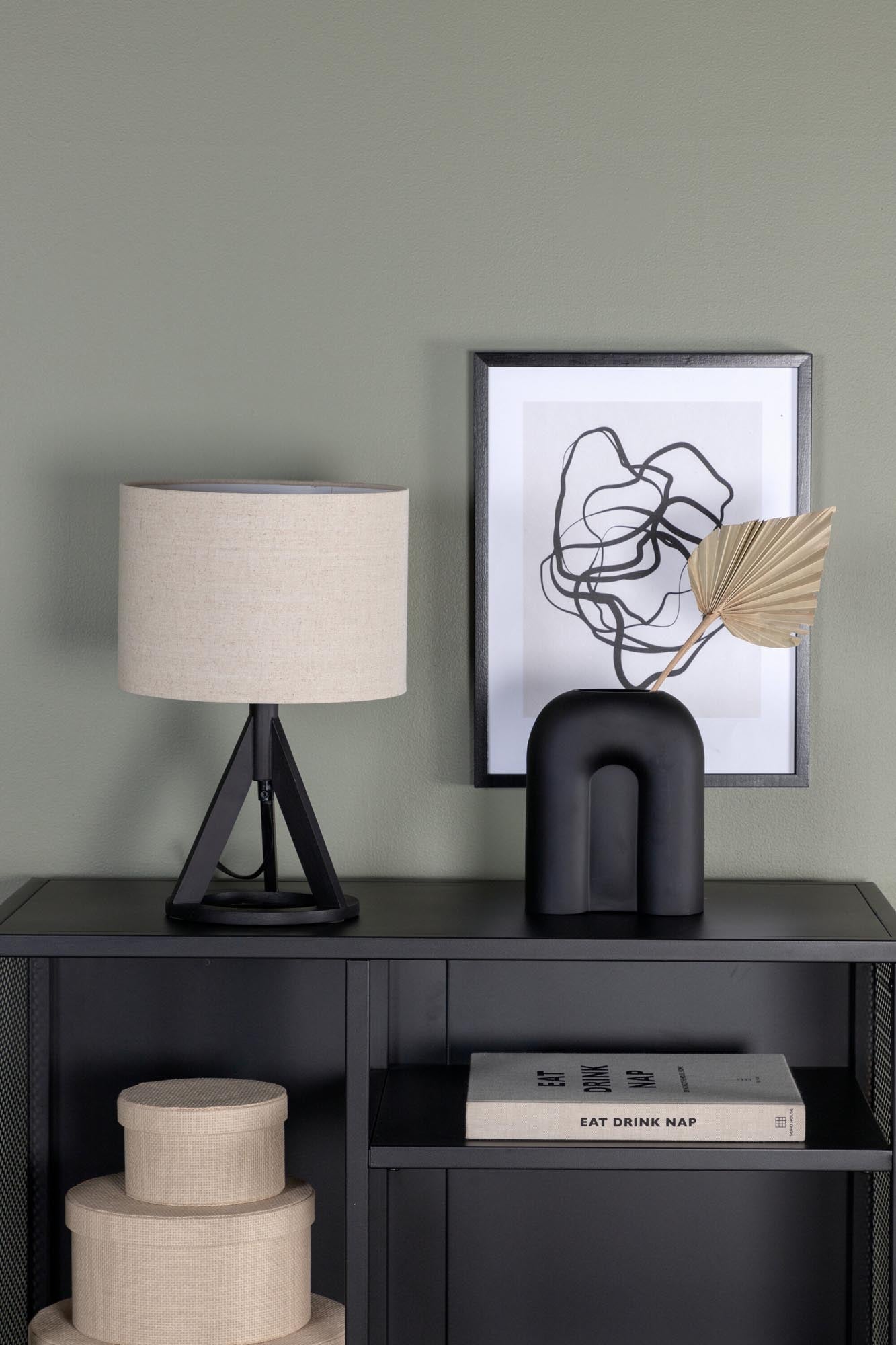 Kona Tischleuchte von Venture Home: Stilvolle Leuchte mit schwarzem Gestell und Leinenlampenschirm für gemütliche Atmosphäre.