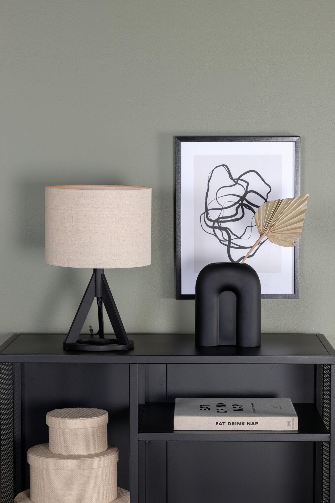 Entdecken Sie die elegante Kona Tischleuchte von Venture Home – modernes Design, stabiler Stand und warmes Licht für Ihr Zuhause.