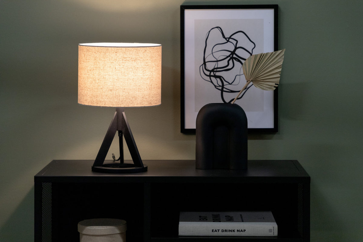 Kona Tischleuchte in Schwarz präsentiert im Onlineshop von KAQTU Design AG. Tischleuchte ist von Venture Home