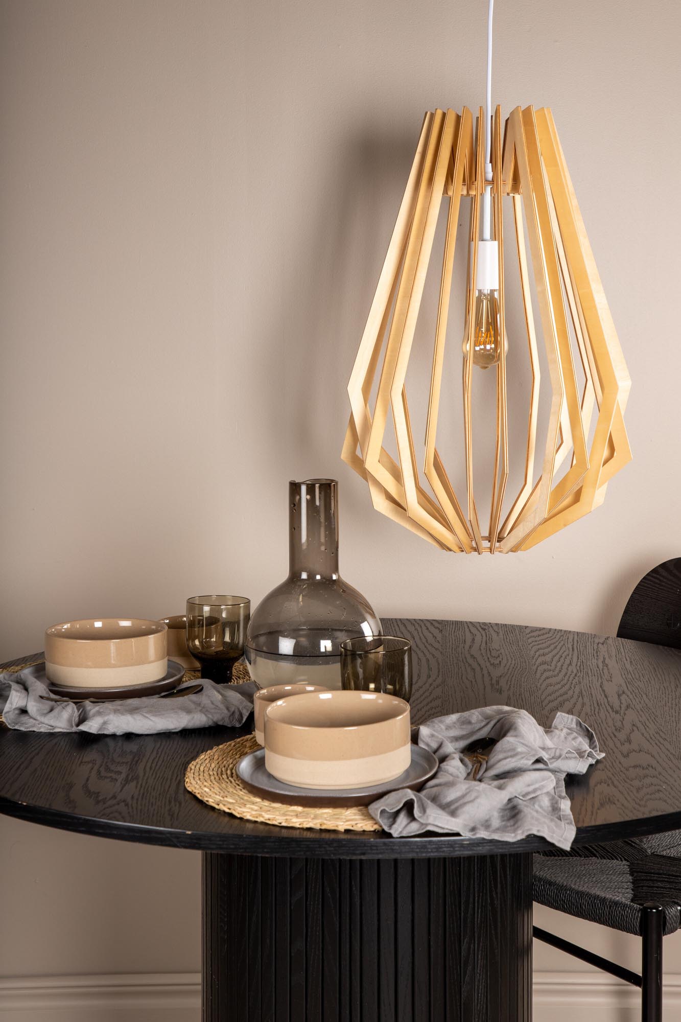 Die Spider Pendelleuchte von Venture Home vereint modernes Design mit Holz und PVC. Perfekt für jeden Raum, pflegeleicht und in vielen Farben.