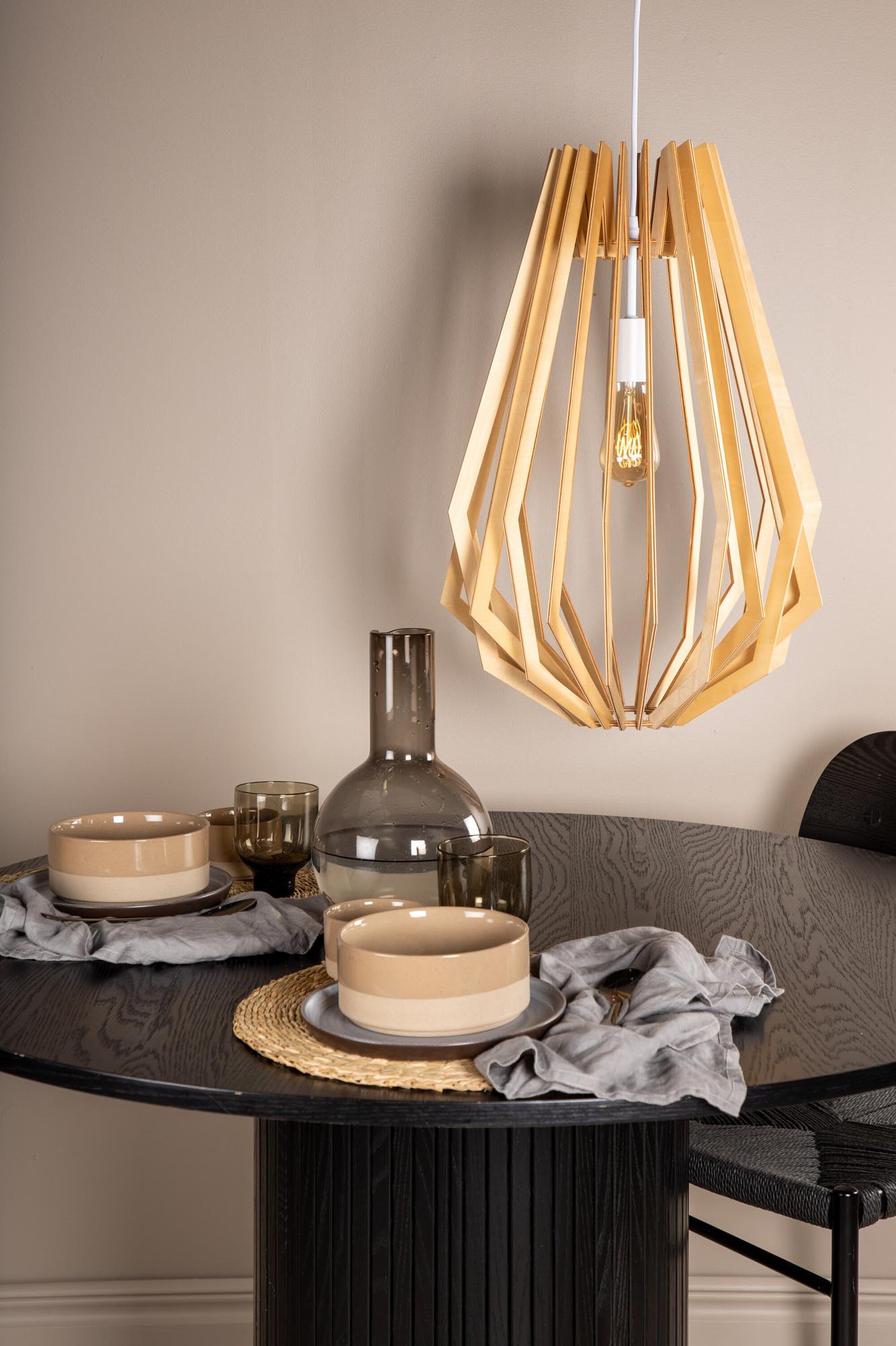 Elegante Spider Pendelleuchte von Venture Home aus Holz und PVC.