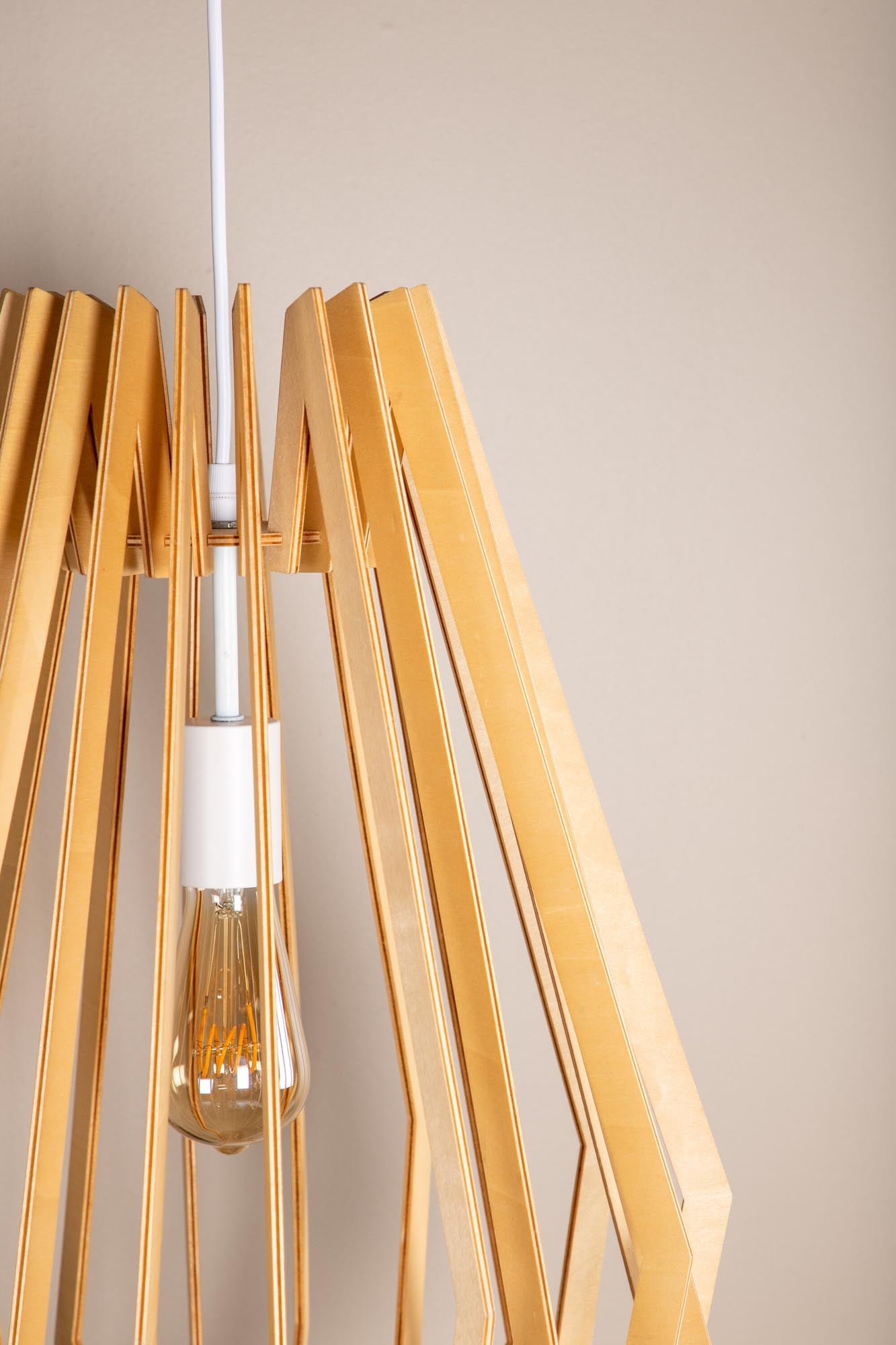 Stilvolle Spider Pendelleuchte von Venture Home aus Holz und PVC.