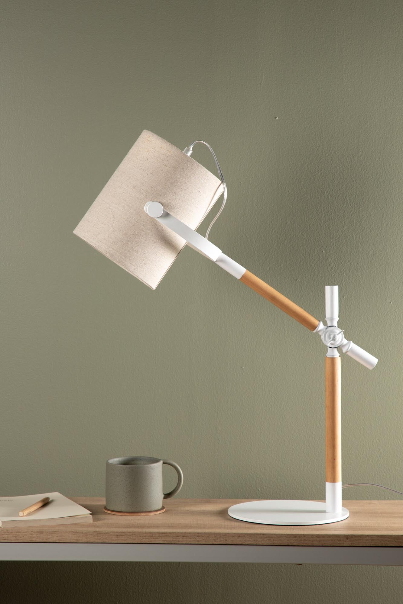 Dennis Tischleuchte von Venture Home in elegantem, klassischem Beige.