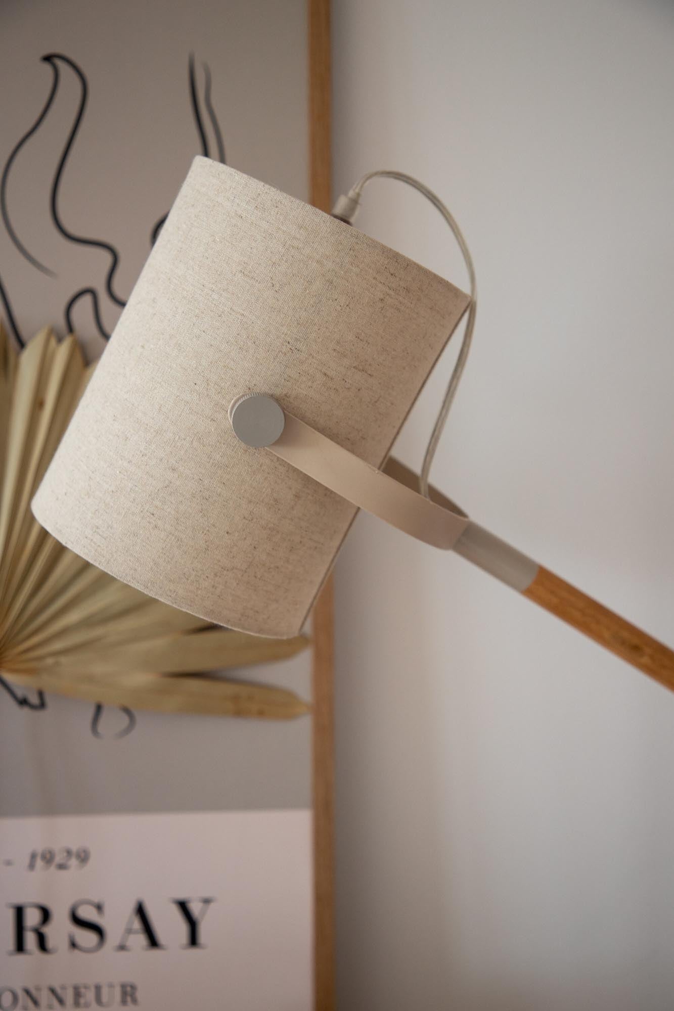 Stilvolle Tischleuchte Dennis von Venture Home: Hochwertiger Leinenlampenschirm, sanfte Lichtverteilung und natürliche Eleganz für jeden Wohnraum.