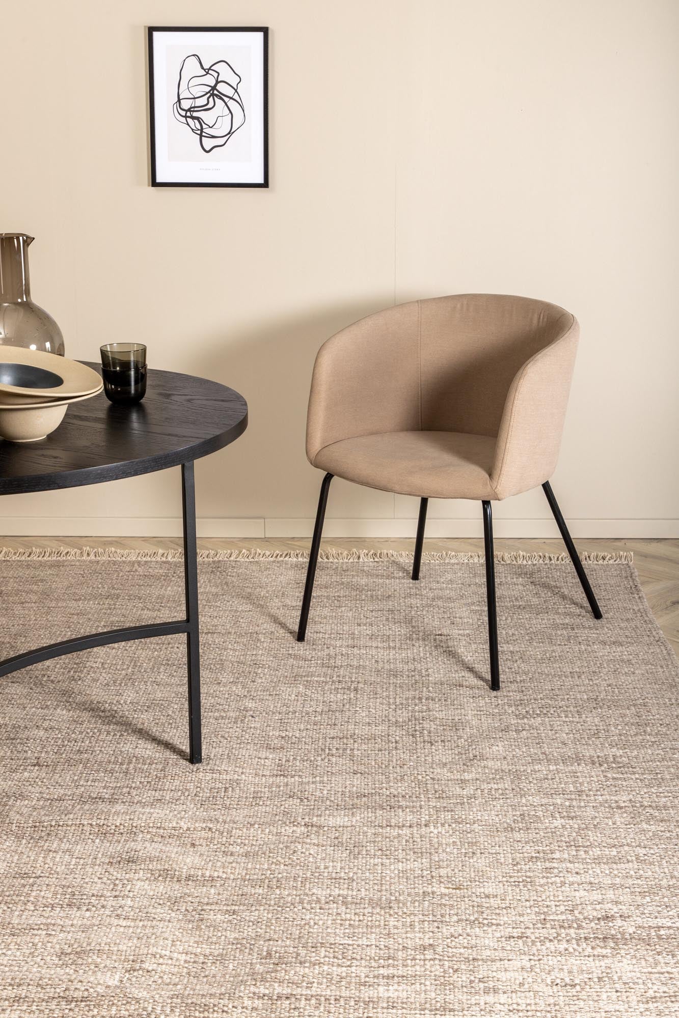 Entdecken Sie den handgewebten Cyrus Teppich von Venture Home in erdigen Beige- und Brauntönen. Ideal für stilvolle Wohnräume!